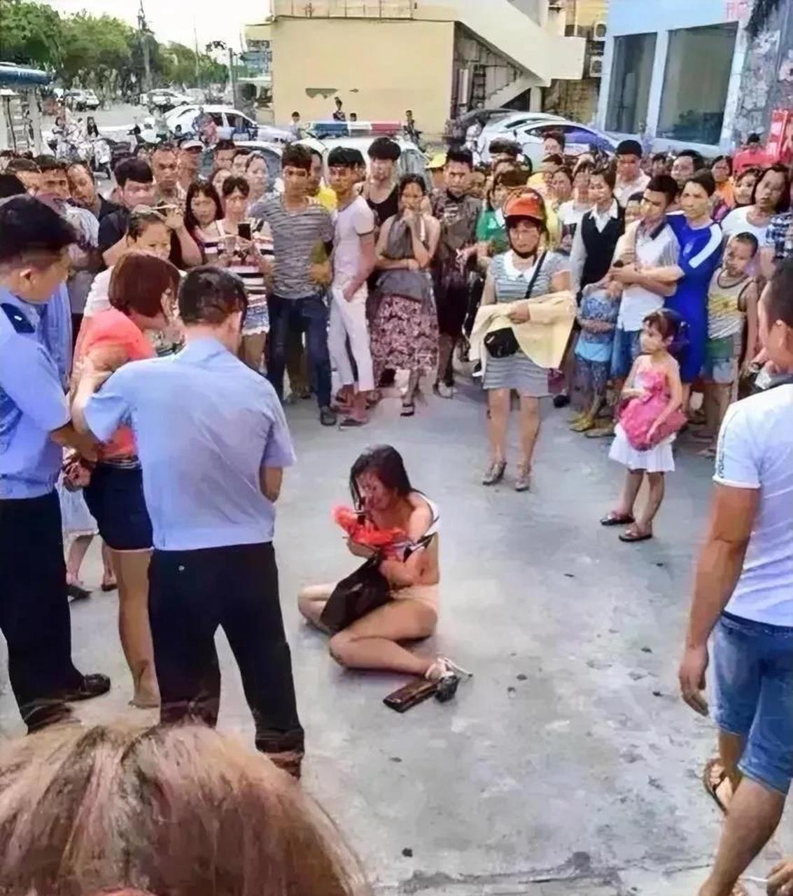 小三赤裸裸在男人身边,她不觉得害羞,更不会耻辱,小三的眼里从来不会