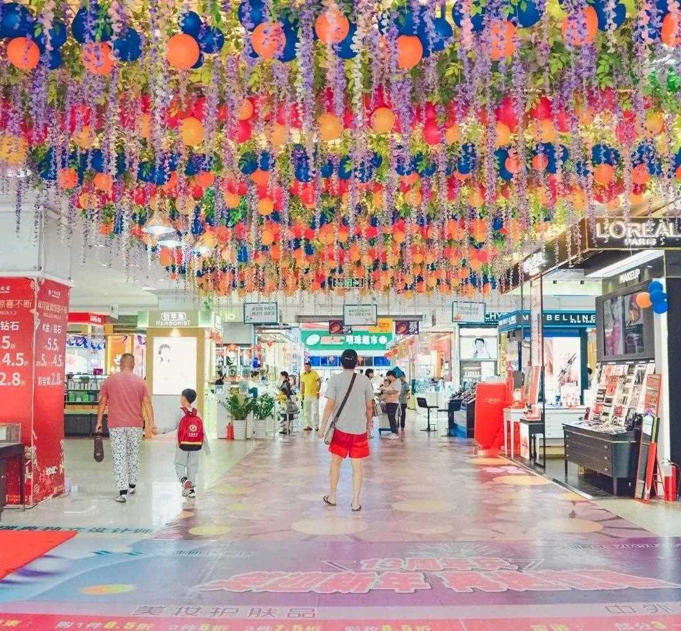 三亚明珠广场位于解放路中段,地处三亚商业中心区的繁华地带,是三亚