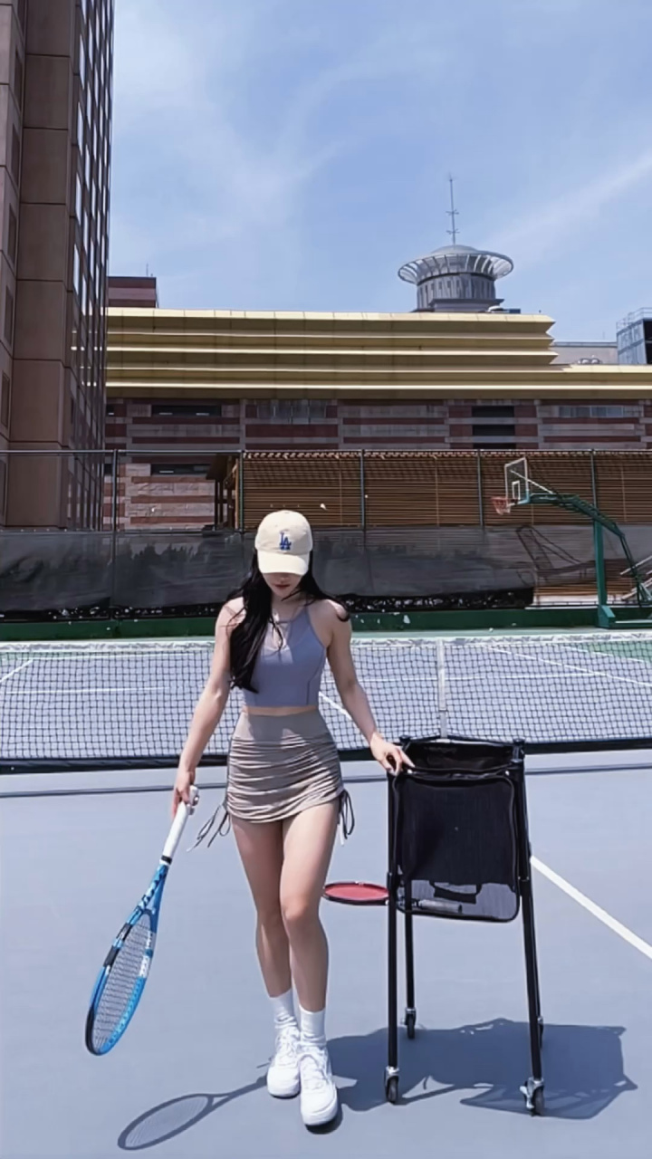 她就是今年大火的97年小超模--celine farach ,长相甜美的她,身材也不