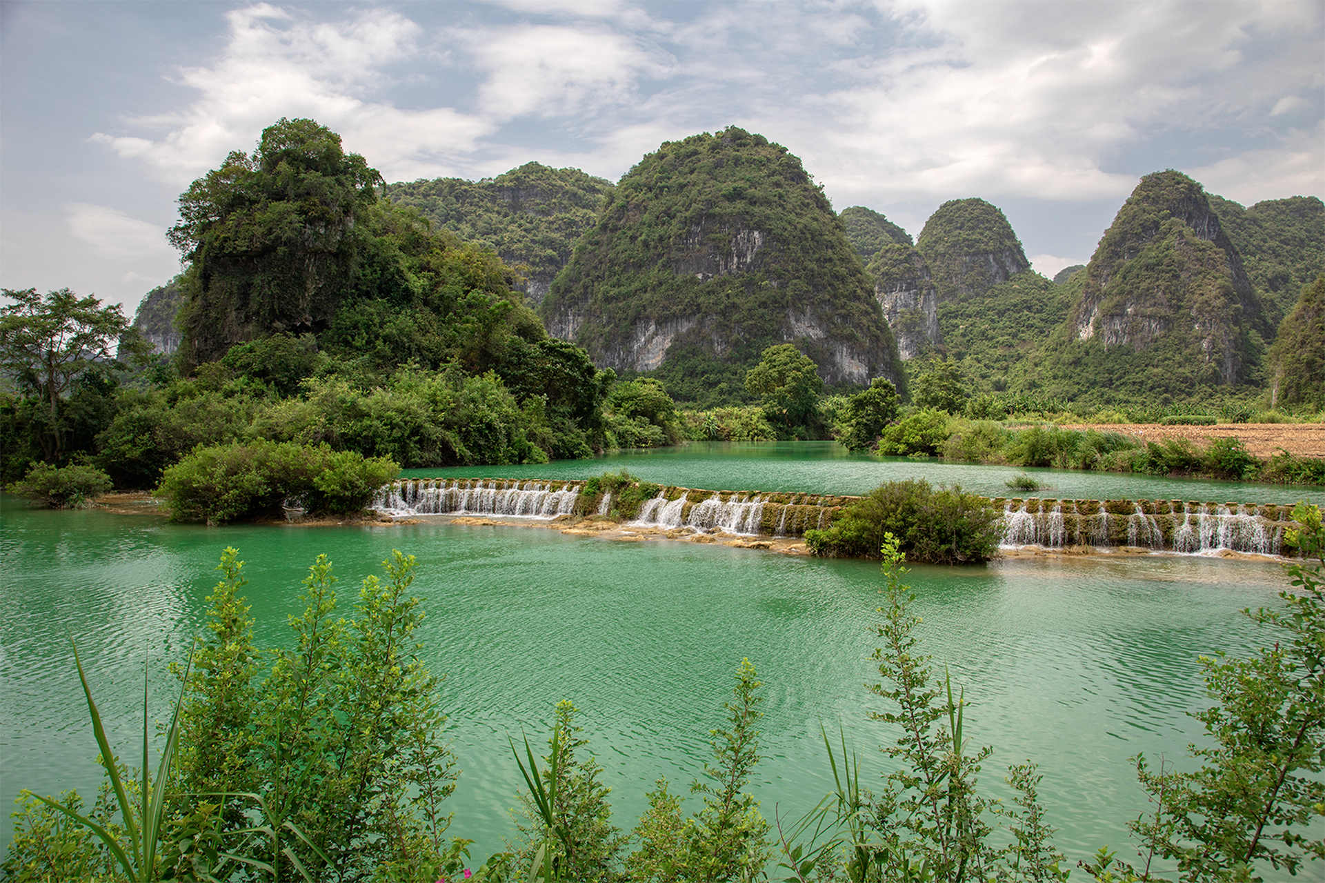 这里地处隆安县境内,与南宁市相距约130公里;这里河水清澈,水坝建筑
