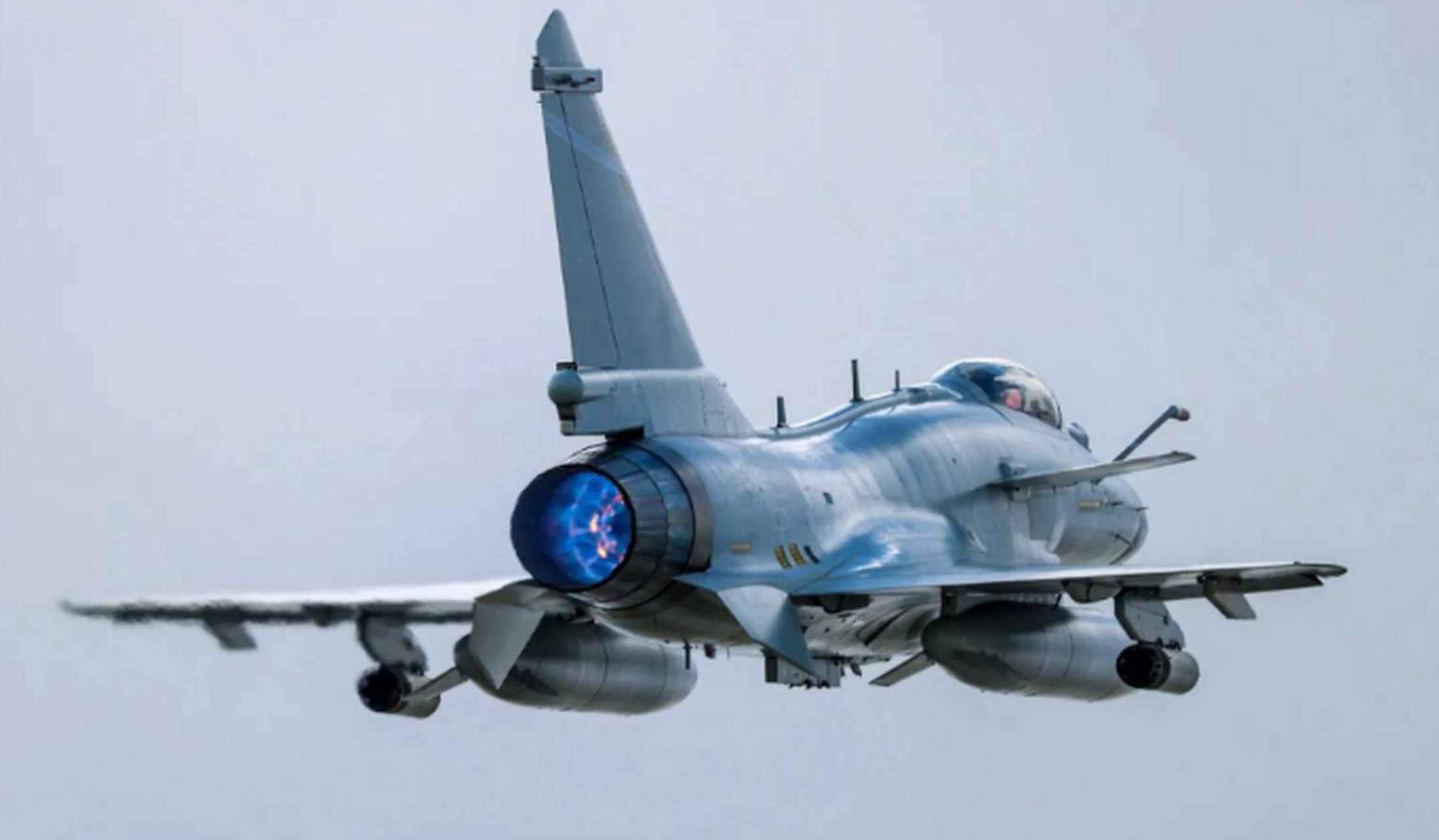 据人民解放军东部战区的消息,美国海军的一架p-8a反潜巡逻机,飞跃了