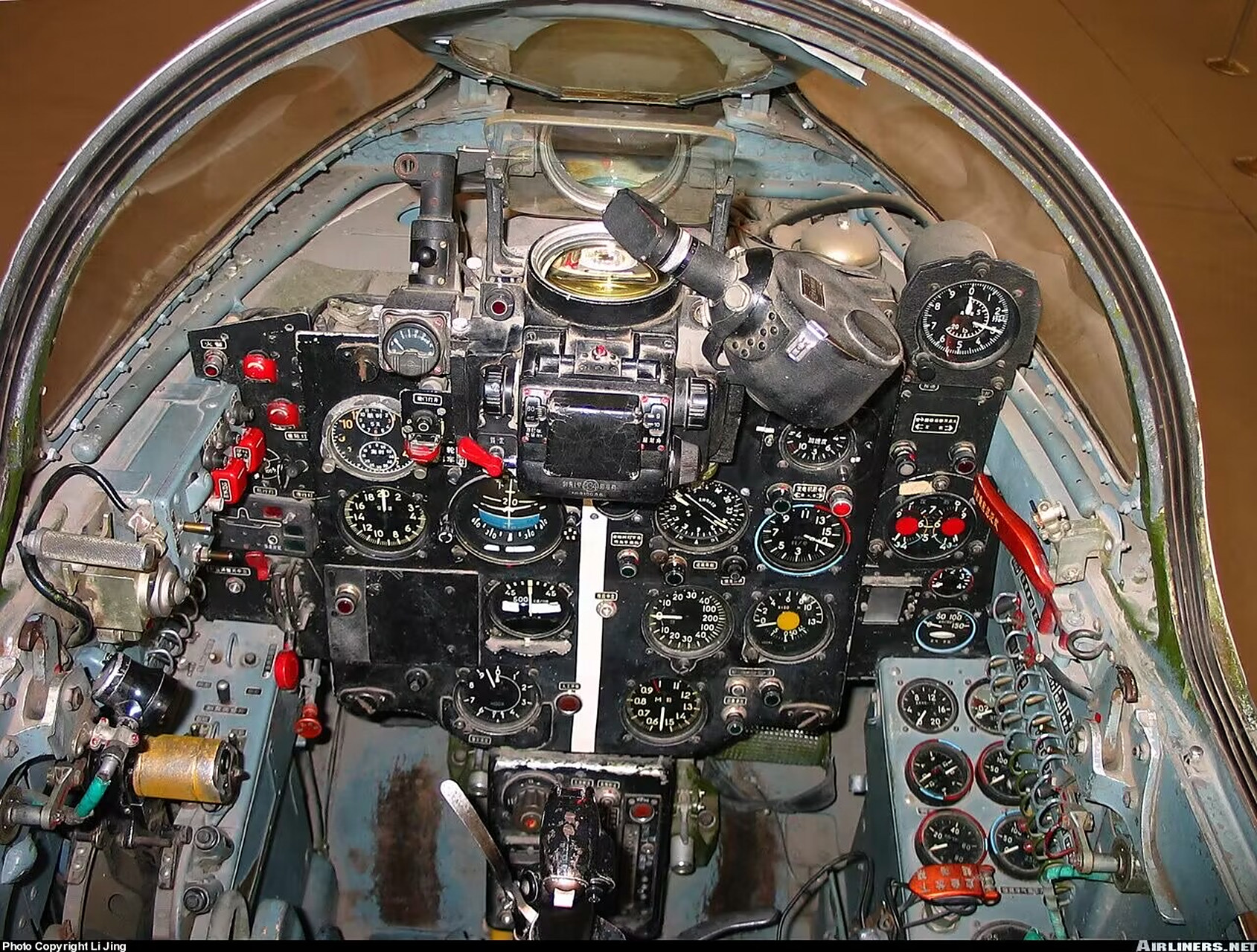 我国空军强-5强击机基本型的座舱,以今天的标准看,飞行员操作这些飞机