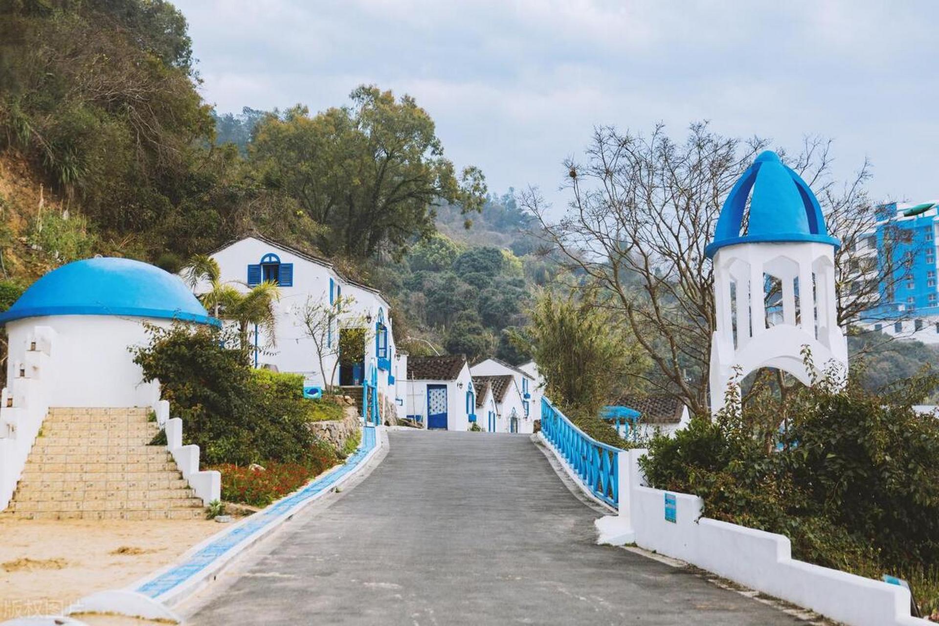 走进霞关,蓝白相间的建筑物映入眼帘.