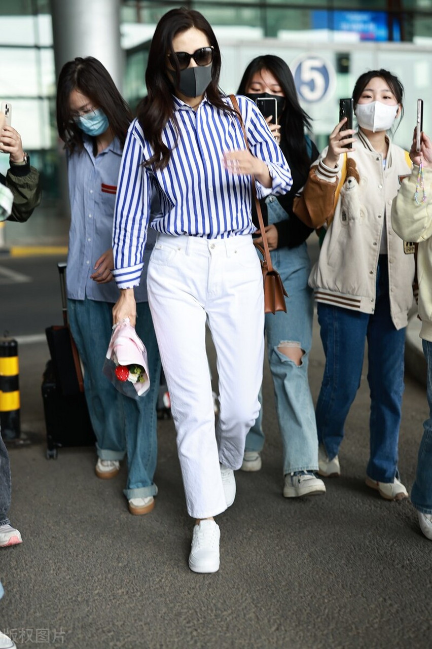 曾黎机场街拍,条纹衬衫搭配白色休闲裤,优雅时髦又减龄!