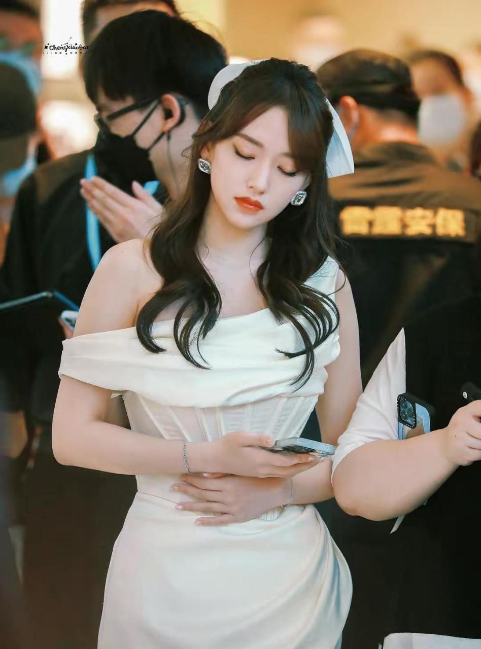 程潇白色露肩长礼服活动照合集