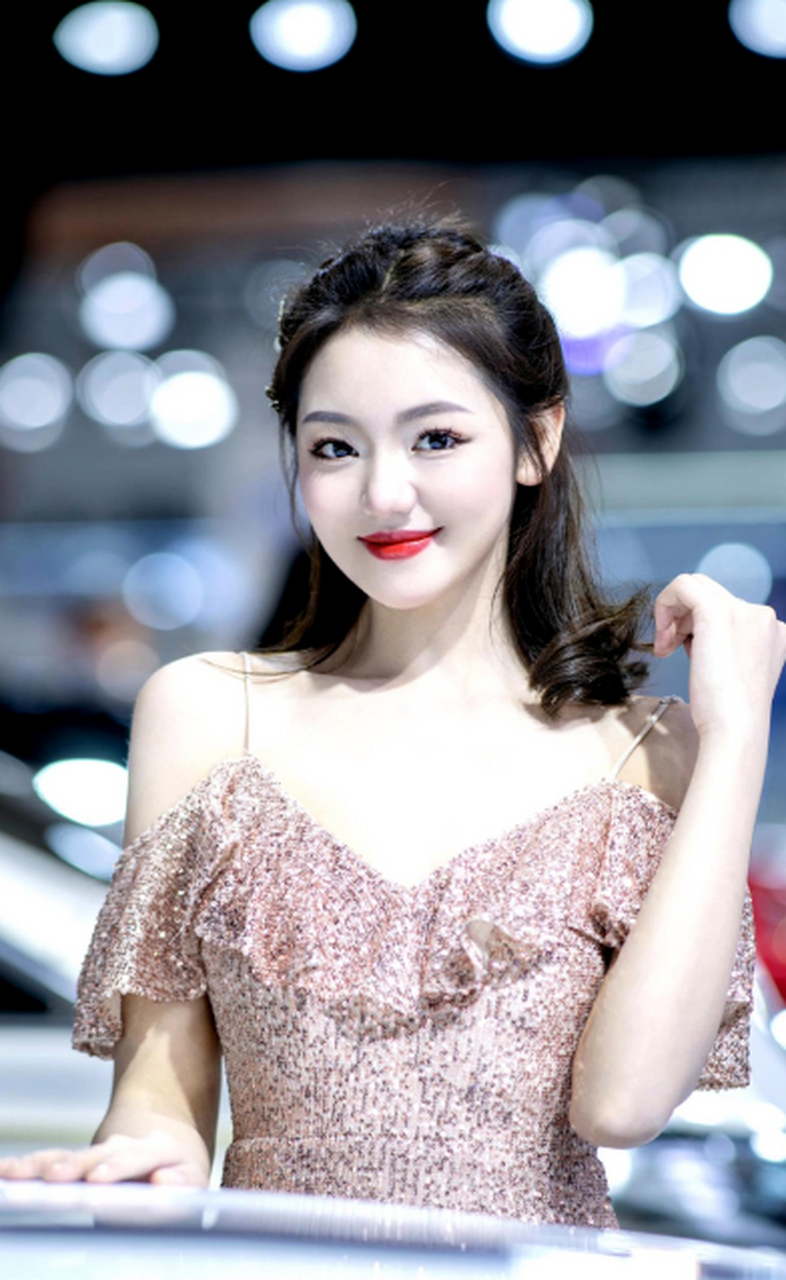 笑容满面的圆脸美女