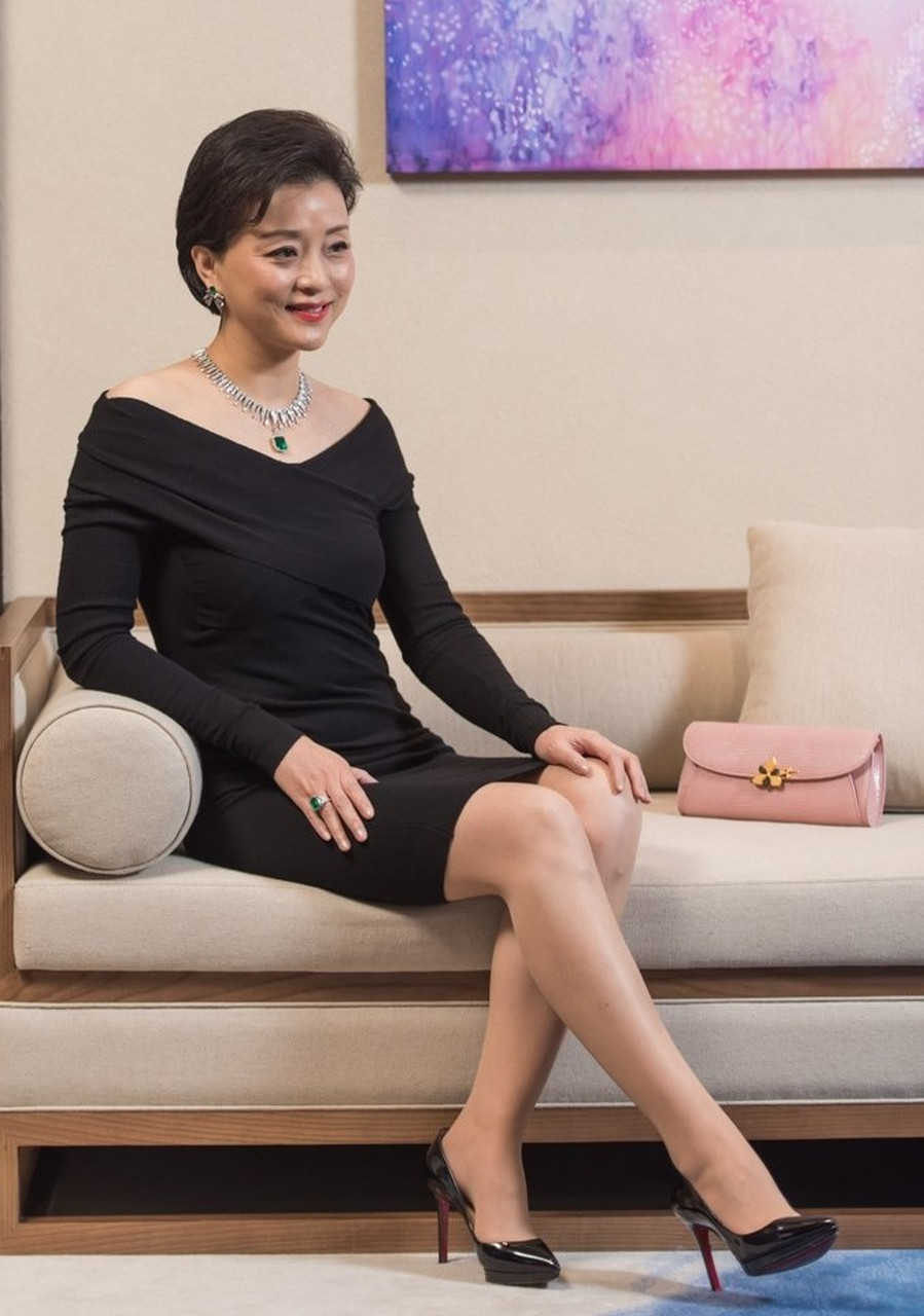 杨澜  坐姿优雅保守[鲜花]