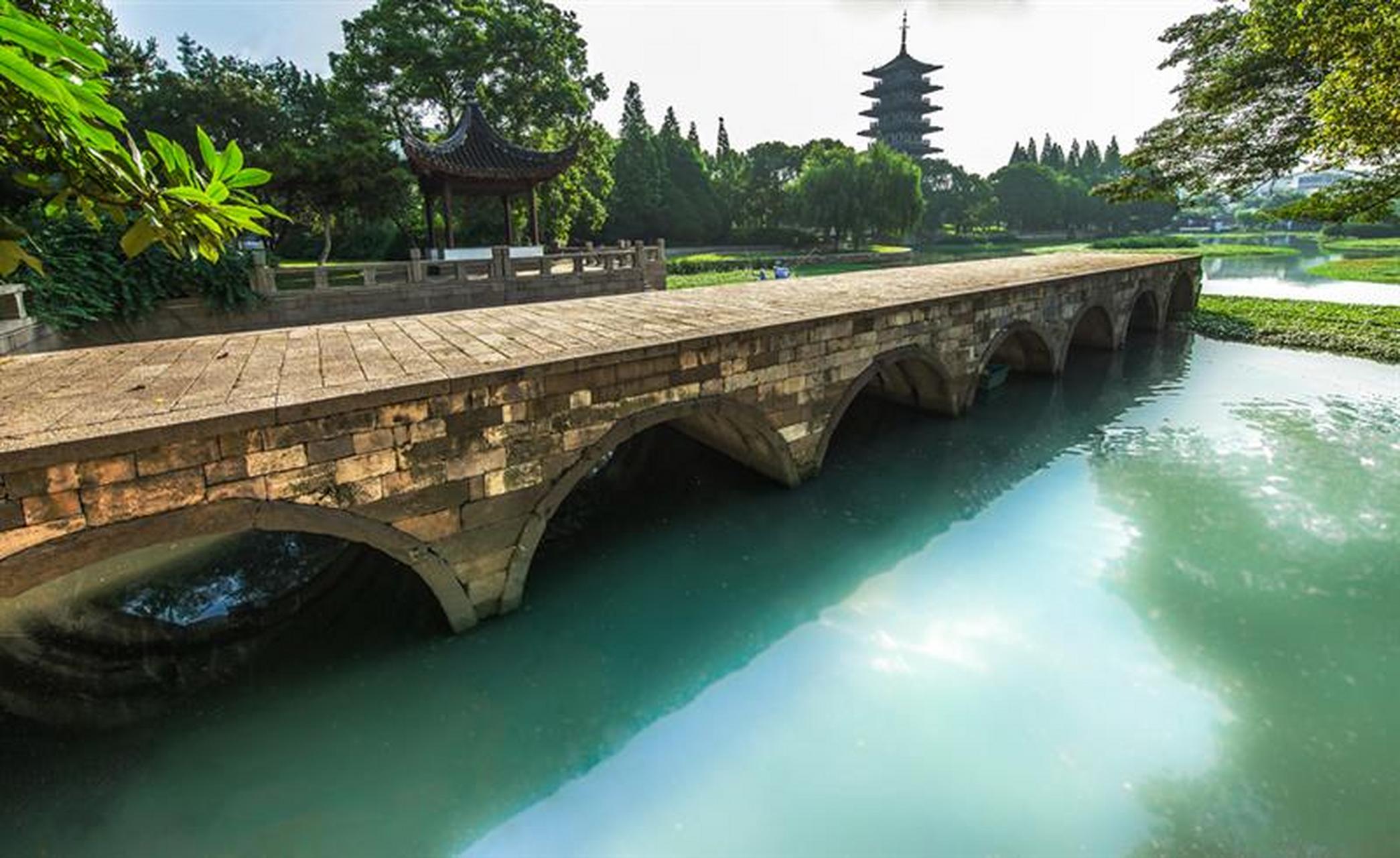 垂虹桥位于吴江市松陵镇东门外,素以"江南第一长桥"而闻名.