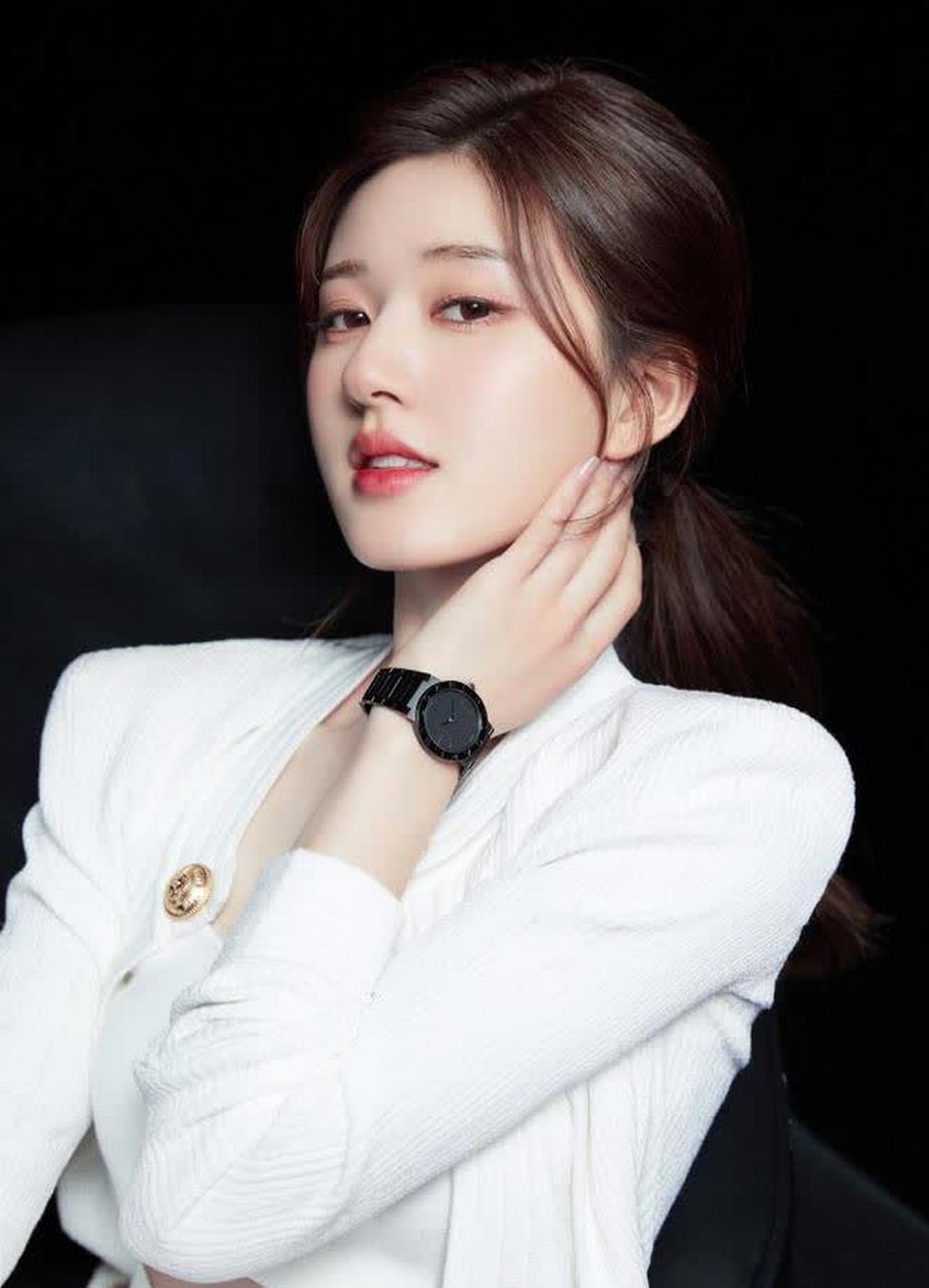 赵露思白皙小香风,如画五官,时尚感十足#娱乐大奖##五月落##日星美图