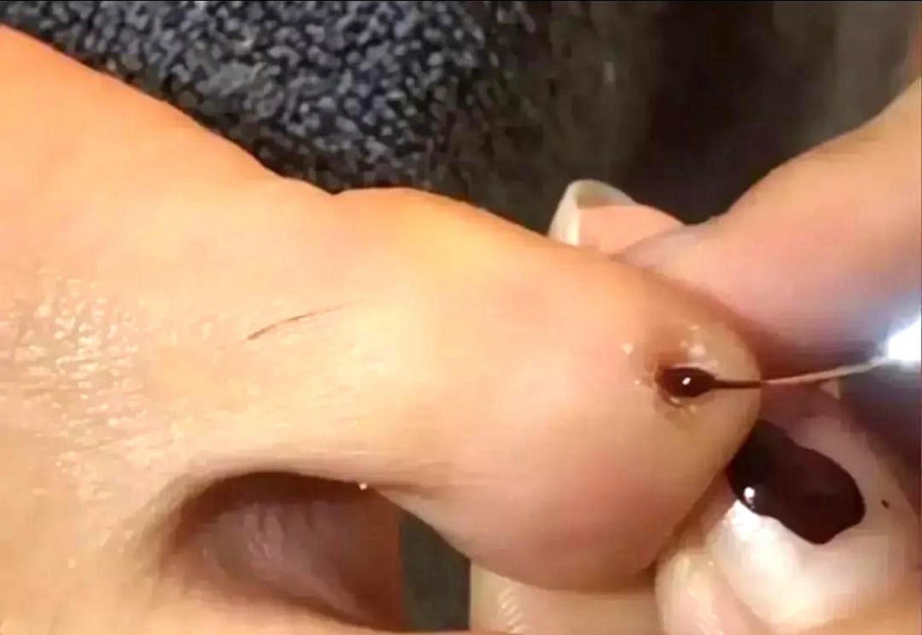 美甲店老板免费为客人服务!