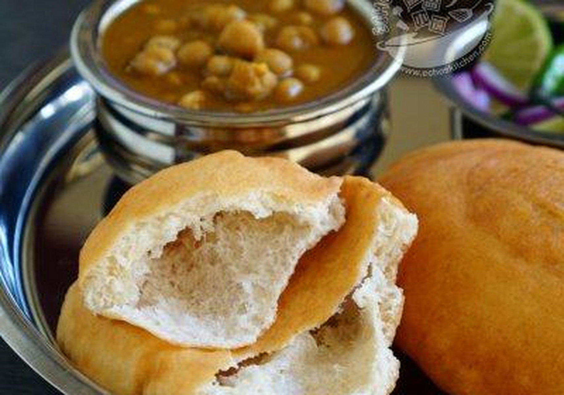 面粉 2 杯硬麦粉 semolina flour 4 大勺酵母 2 小勺糖 1 小勺盐 1 小