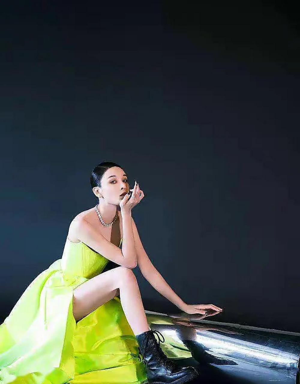 张蓝心这身材比例也太协调了吧,身穿一袭运动装,更加凸显黄金比例好