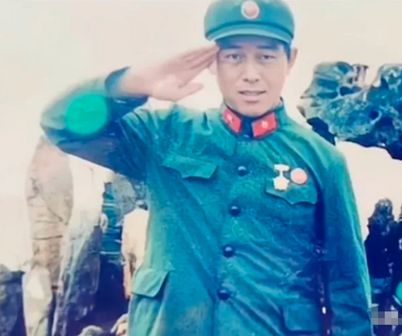 1987年,云南老山,20岁的战士马占福对着录音机大声喊道:"娘,娘,娘".