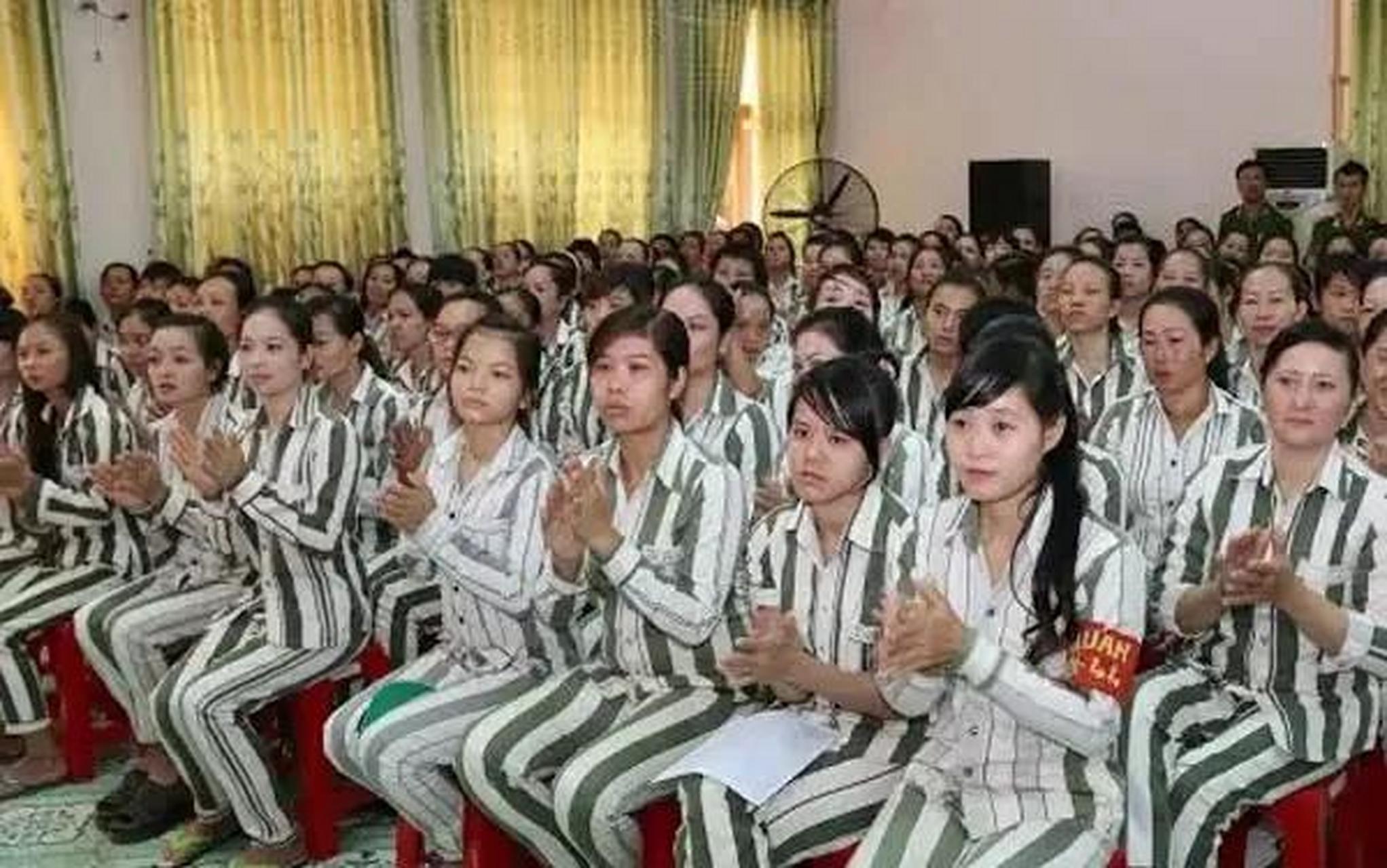 越南过年放假6天,除夕至正月初五,越南监狱犯人也有年过,通过这几张照