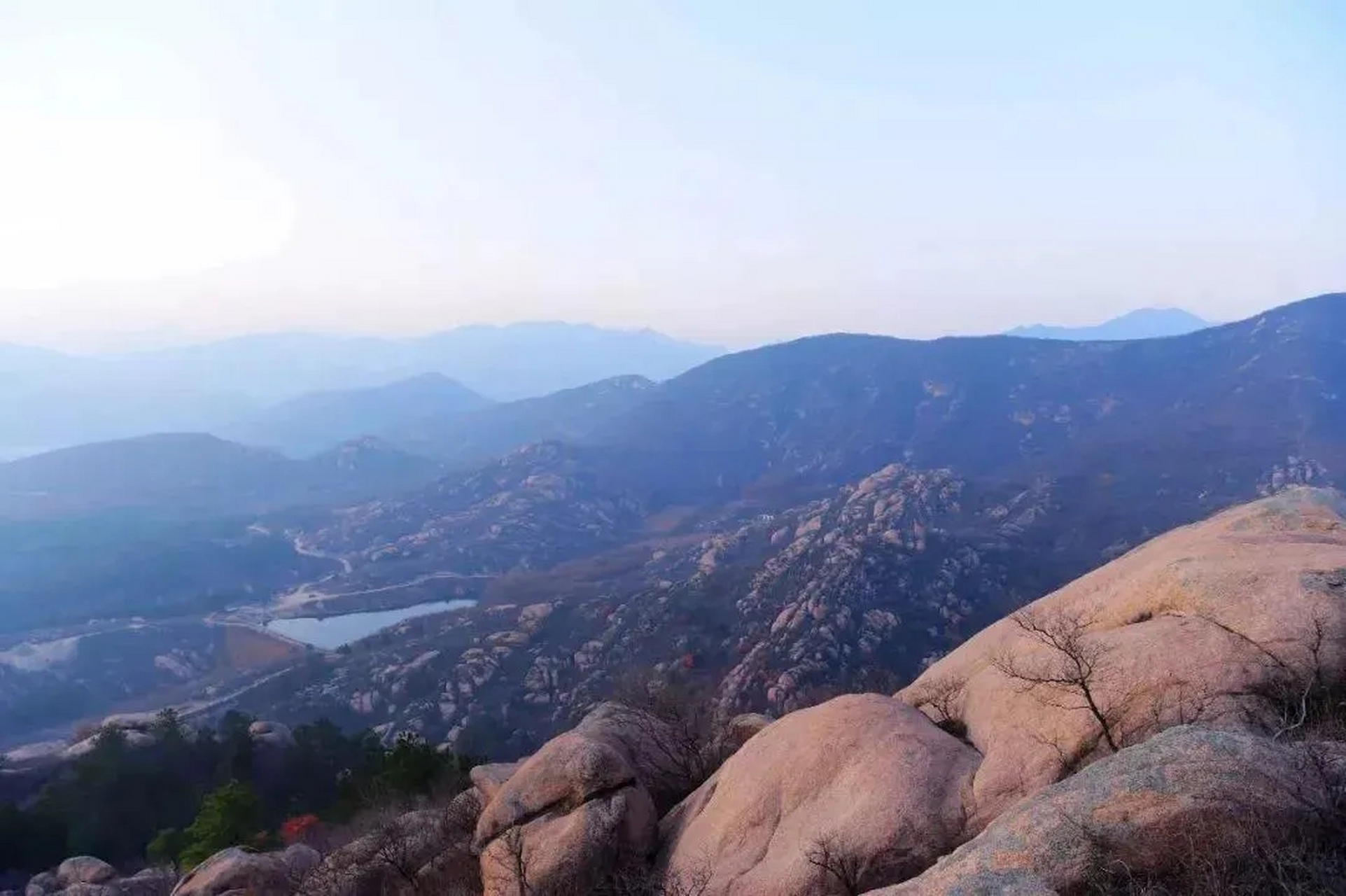 游遍河南都说中#  位于河南驻马店泌阳下碑寺乡的黑石山处于伏牛