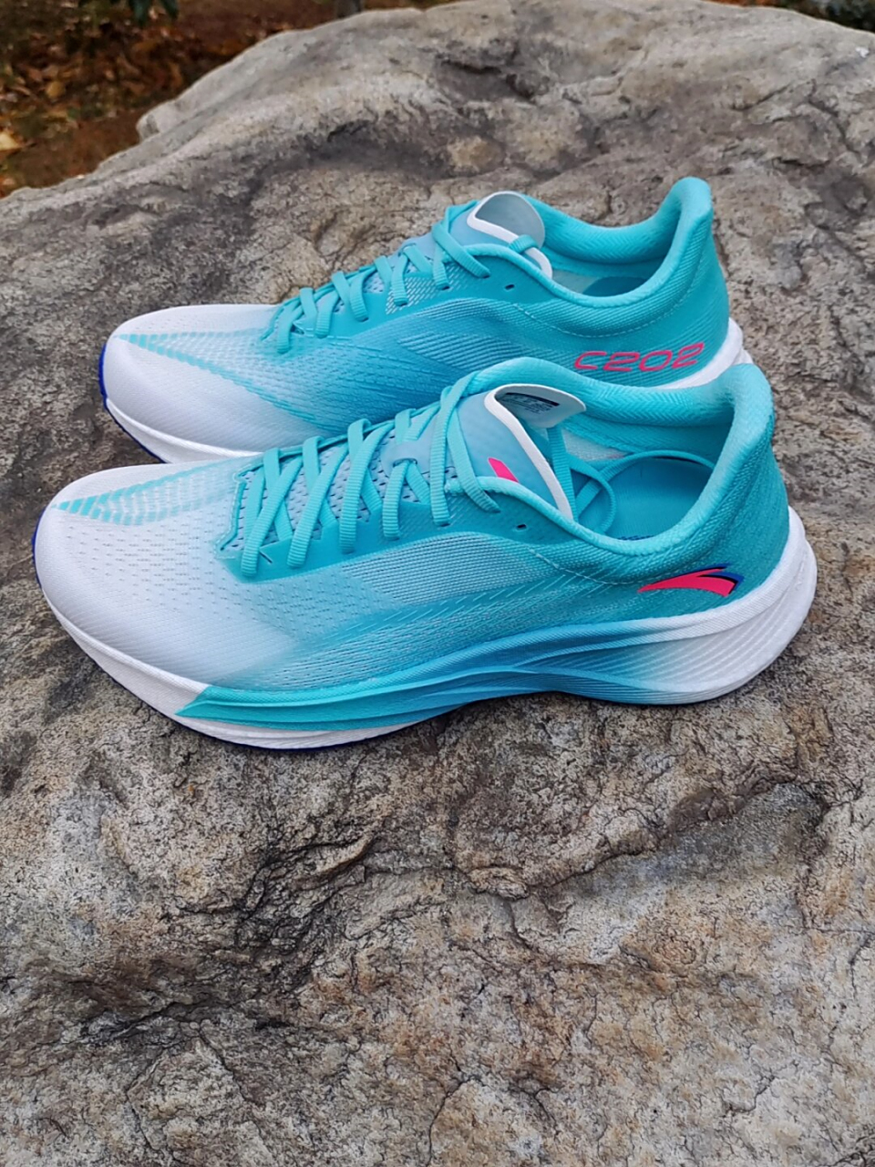 新手适合穿碳板跑鞋吗  安踏c202五代碳板跑鞋是为4-5分配速设计的