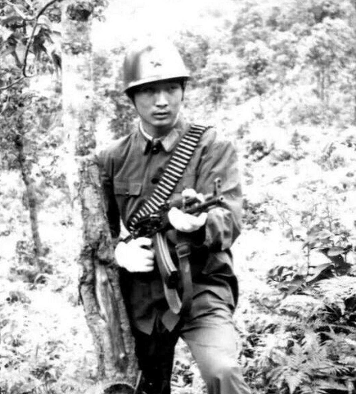 陈洪远是贵州人,在老山轮战打响之时,他已经是入伍3年的老班长了.