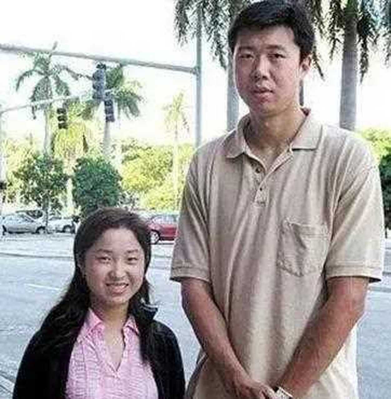 王治郅身高2米14,宋杨身高1米60,巨大的身高反差,看起来非常不协鼢.