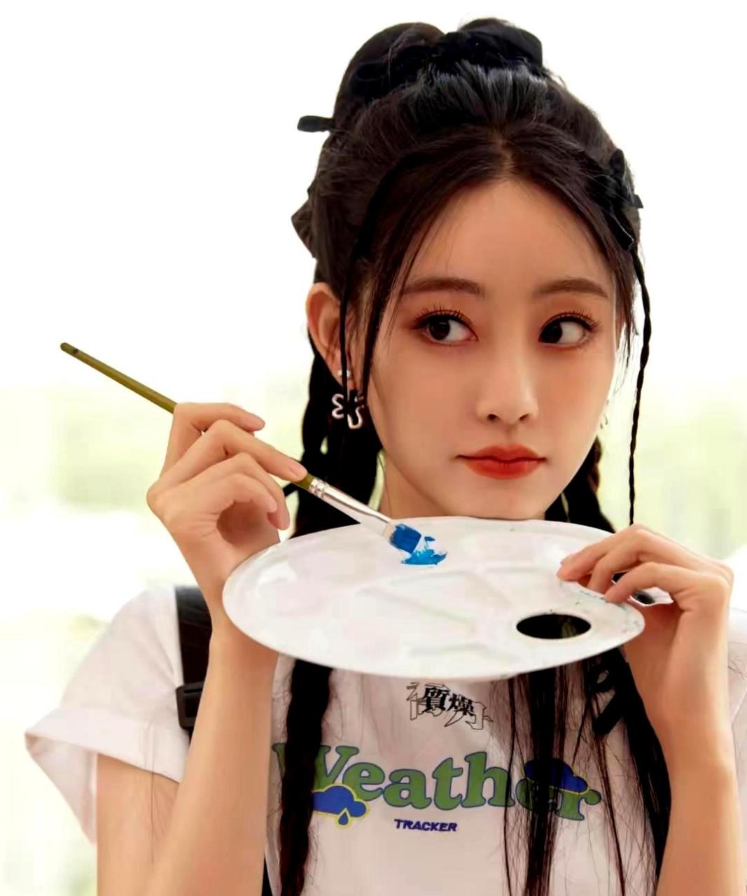 祝绪丹的高马尾编发造型既甜美又酷炫,充满俏皮感.