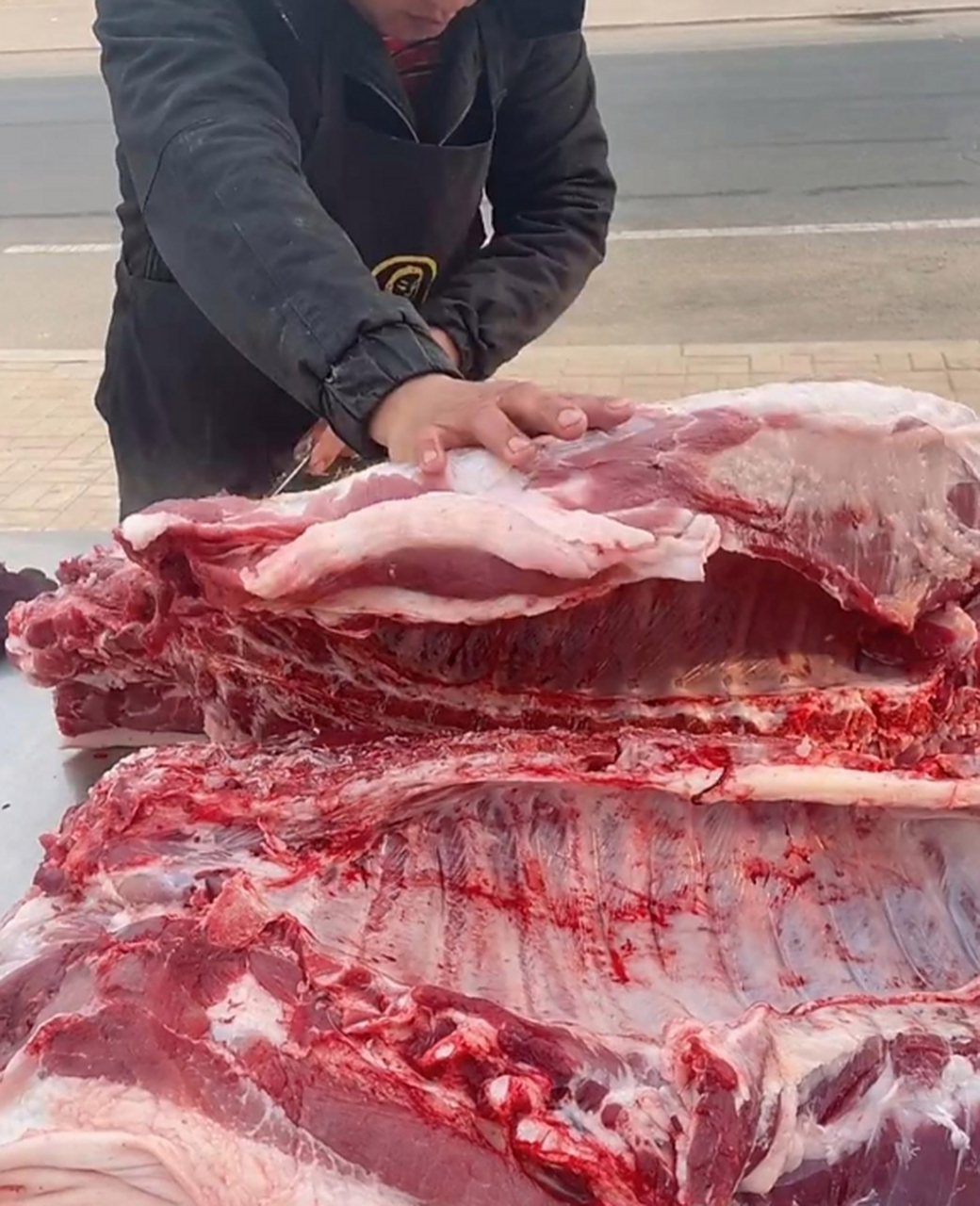 这排骨真不错,一看就是家养的猪,准好吃.