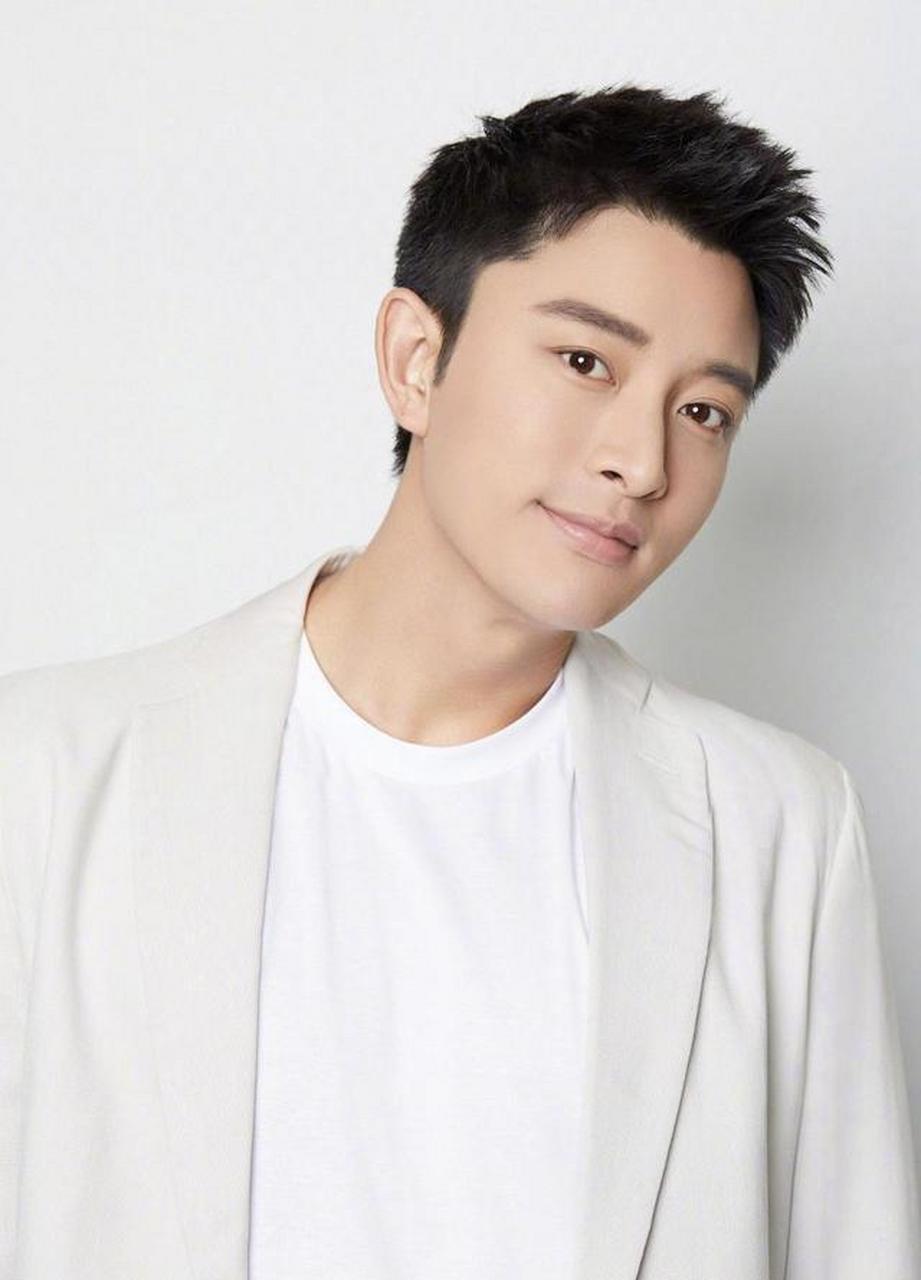 近日,有媒体拍到演员贾乃亮在聚餐结束后与一位短发美女一起回家