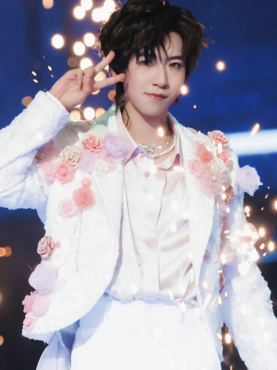 贺峻霖澳门演唱会  贺峻霖身着devilbeauty定制系列,如约而至的温润