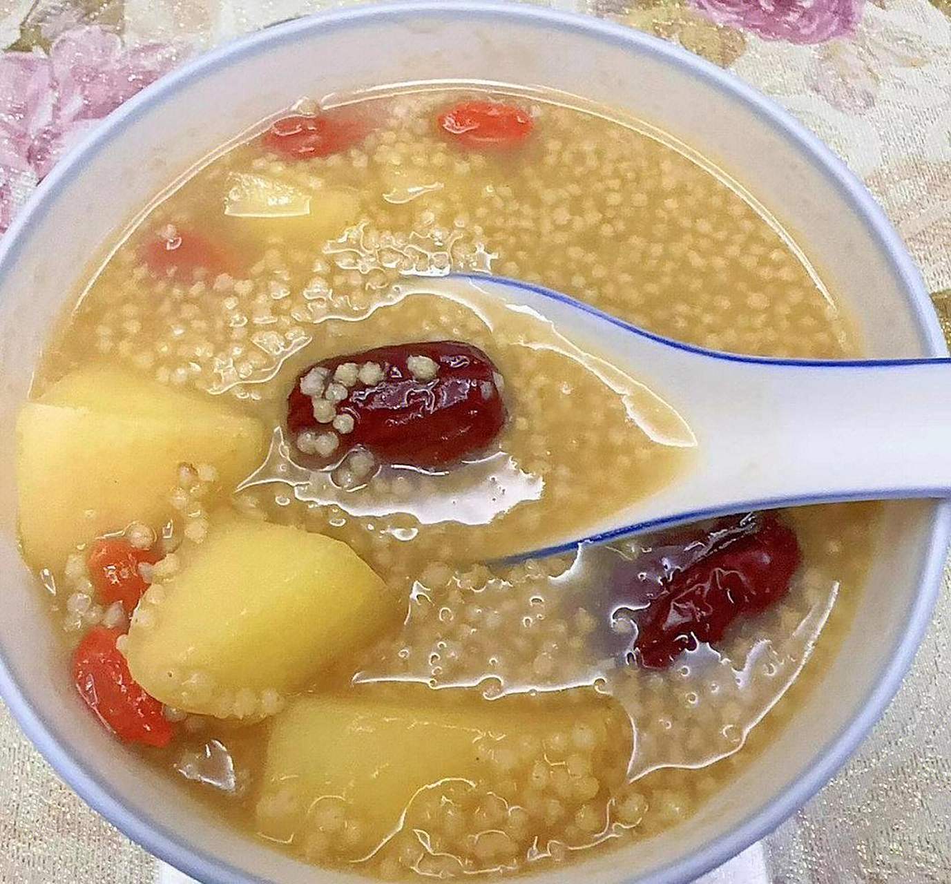 暖心又暖胃,山药苹果小米粥,软糯香甜暖心又暖胃!