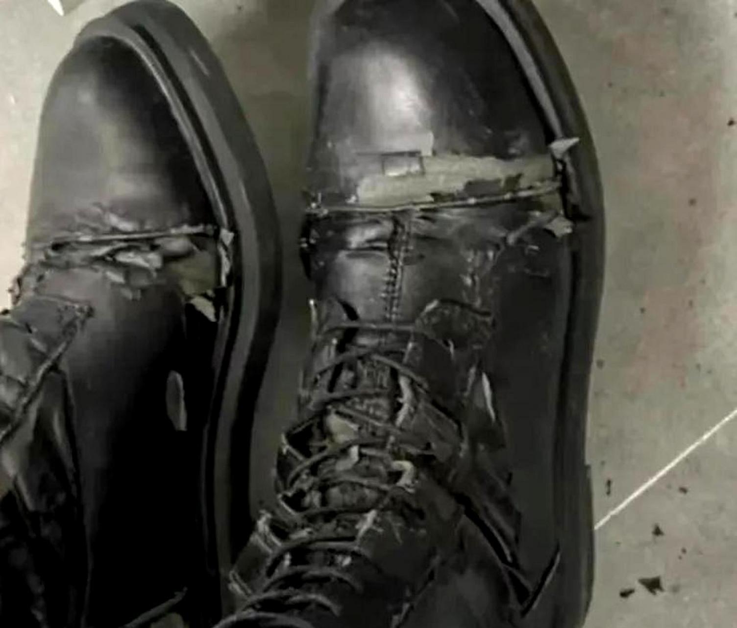 几年前买的皮靴,今天第一次穿出门,一路掉皮,路人看我的眼神像是看到