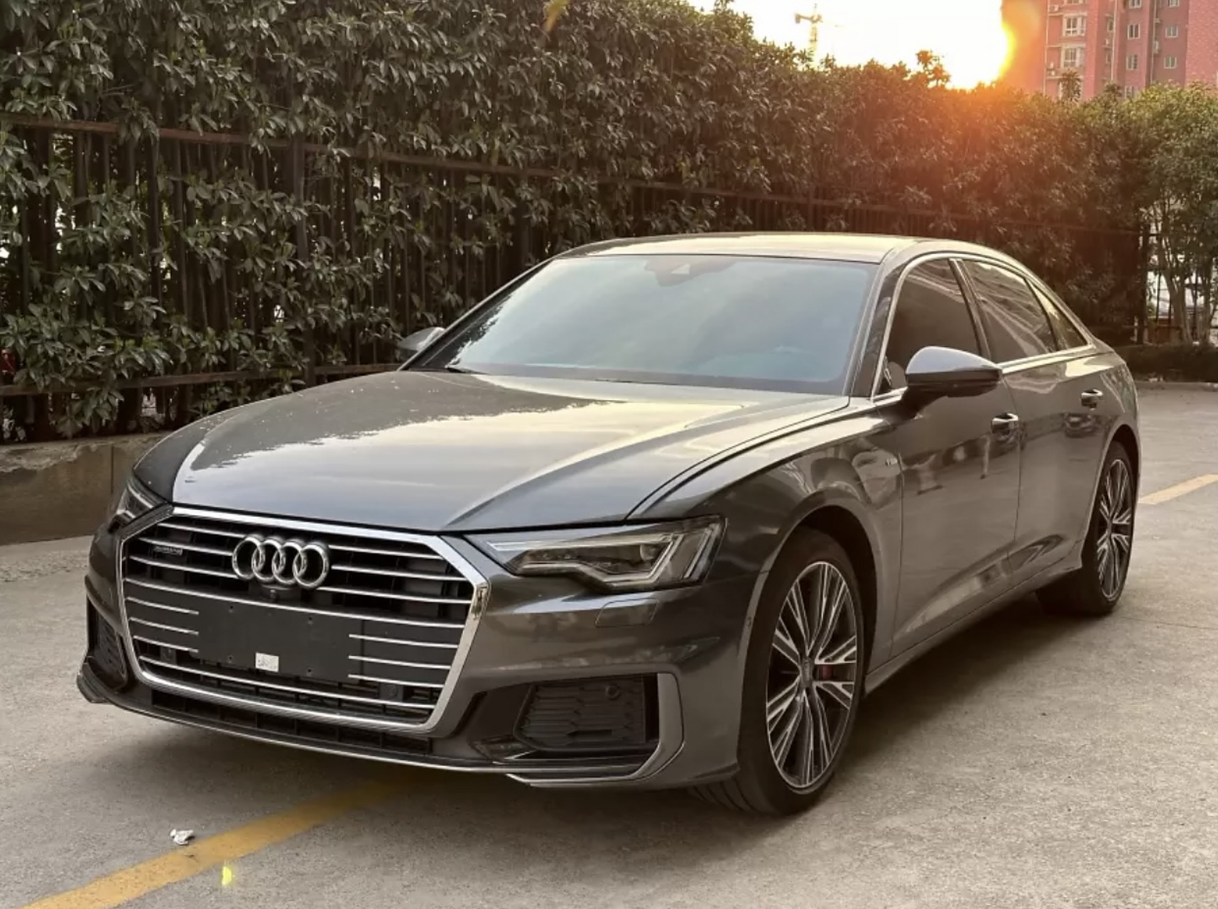 车友两年前买了辆奥迪a6l 55 tfsi 尊享致雅型,落地价60.