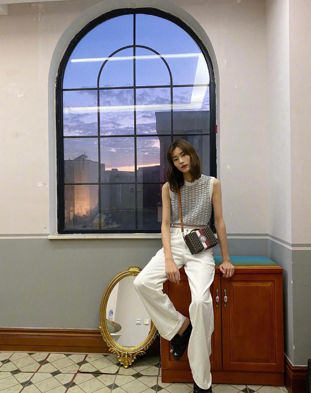 刘雯白衬衣简约风写真 白衬衣简约风写真干净清爽,时尚感好强,粉色