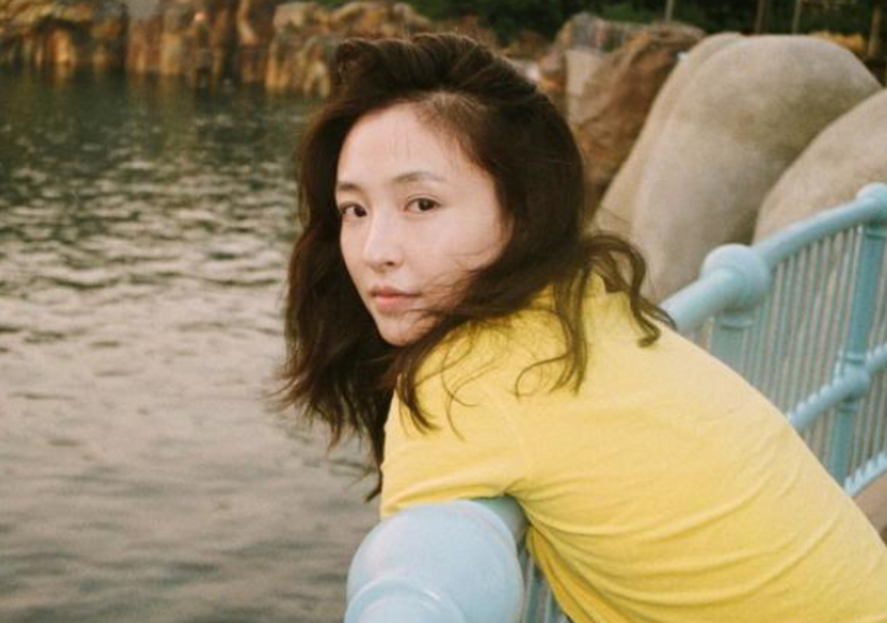 吴倩带娃聚餐,不重个人打扮穿衣普通头发凌乱,逗女儿开心好温柔 1月4