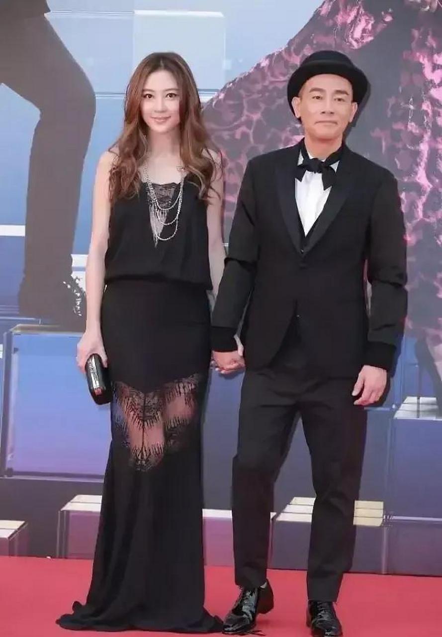 陈小春和老婆应采儿手牵手同框参加某活动,俩人好配.
