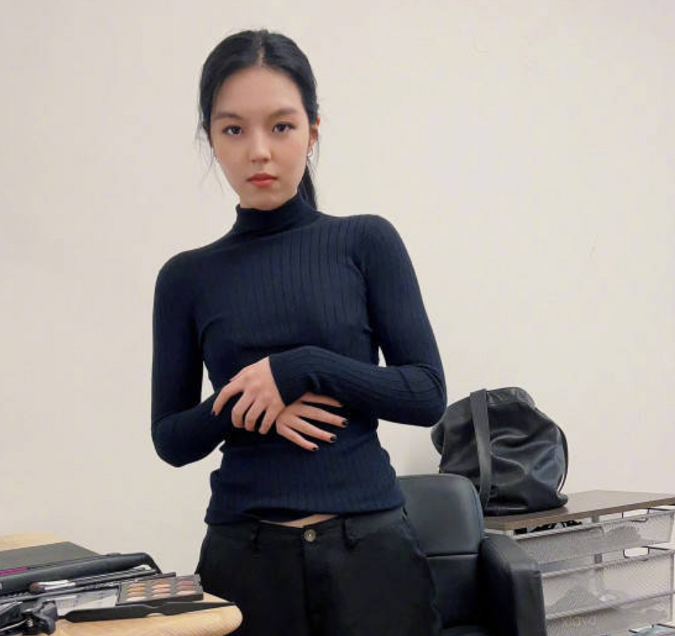 李咏妻子哈文分享一组女儿法图麦的美照并配文:"年轻真好",文末还附上