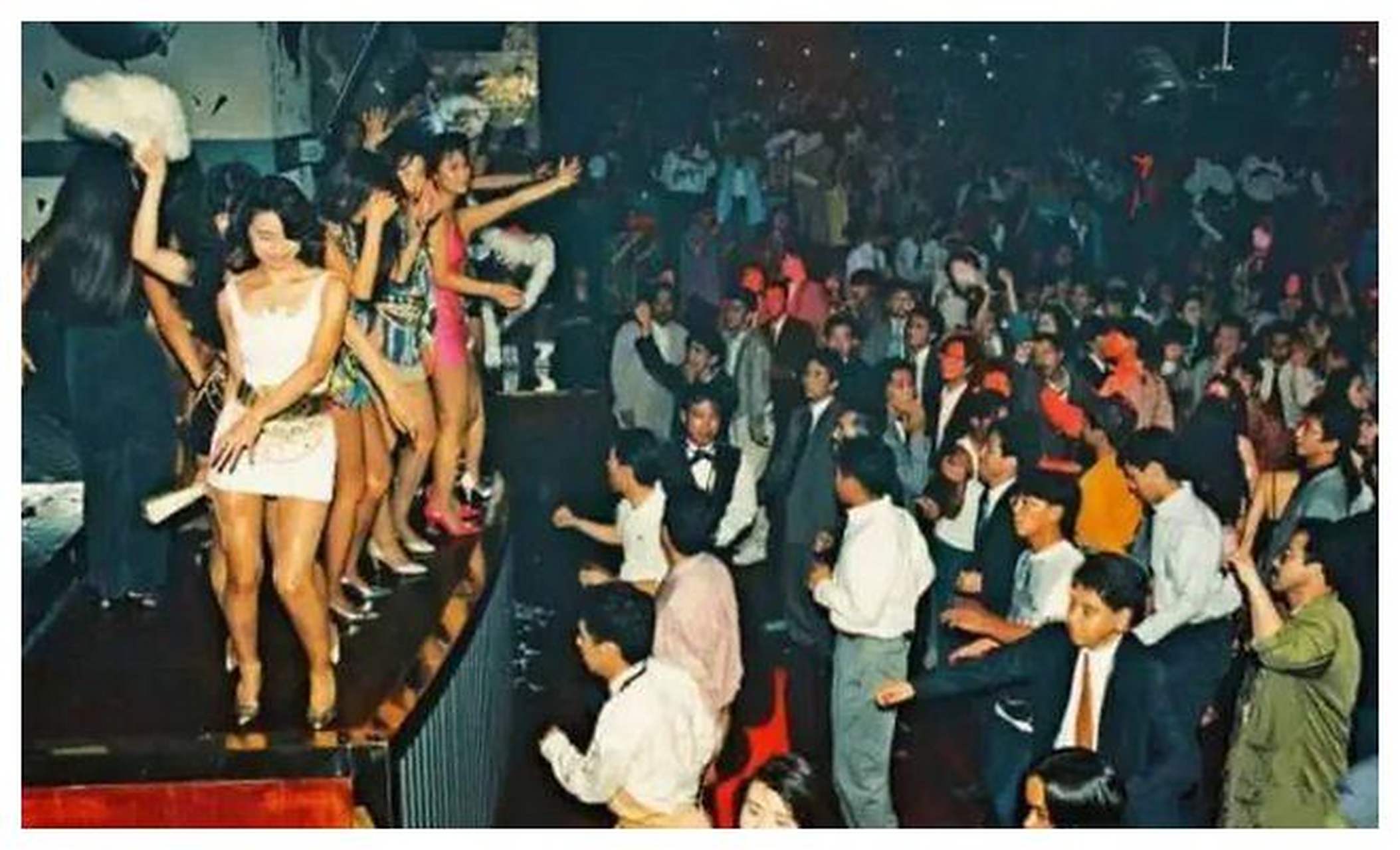 这张照片是1993年在广州一家歌舞厅拍摄的,当时舞台上一群女子正在