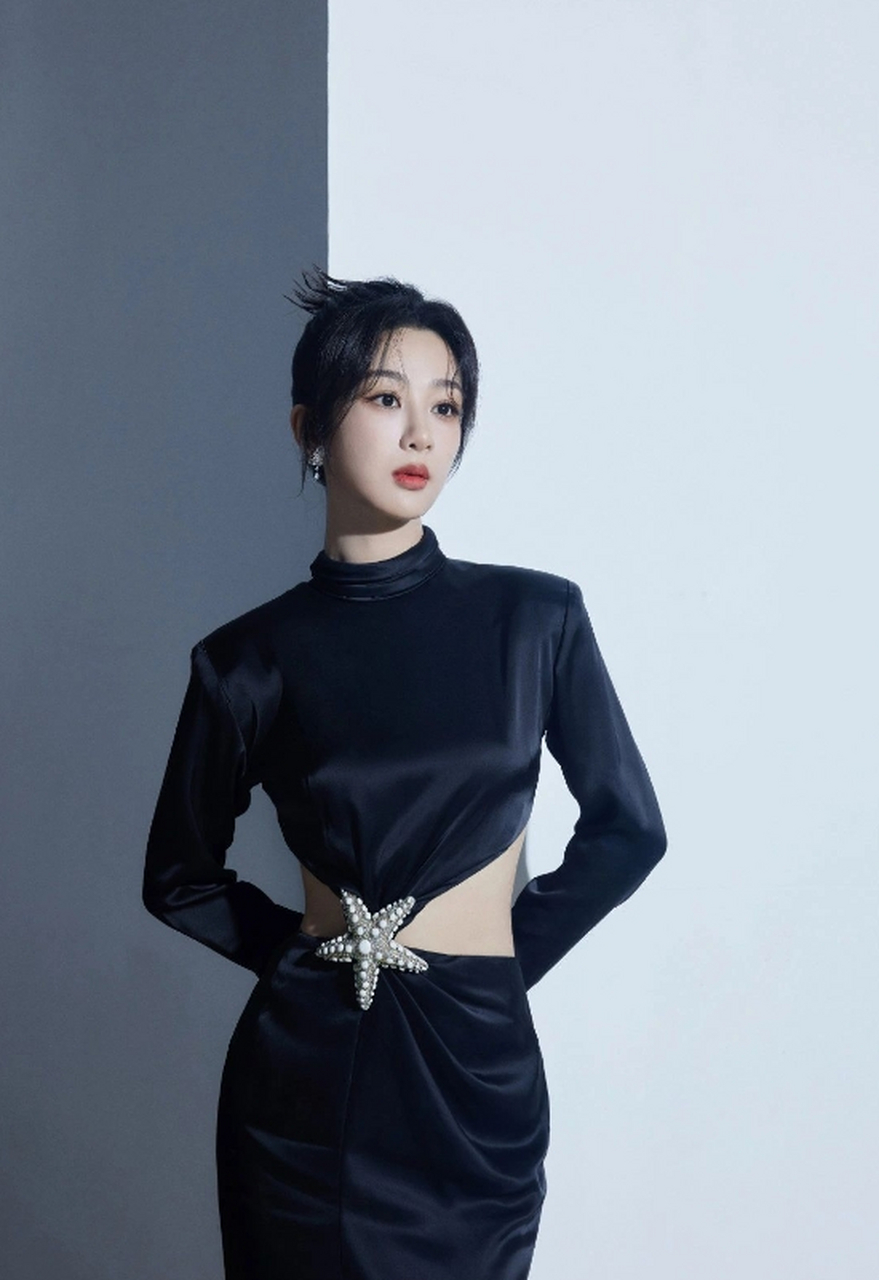 亭亭玉立,窈窕淑女的#杨紫# 身穿黑色腰部镂空裙,雪肤玉貌,身姿婀娜