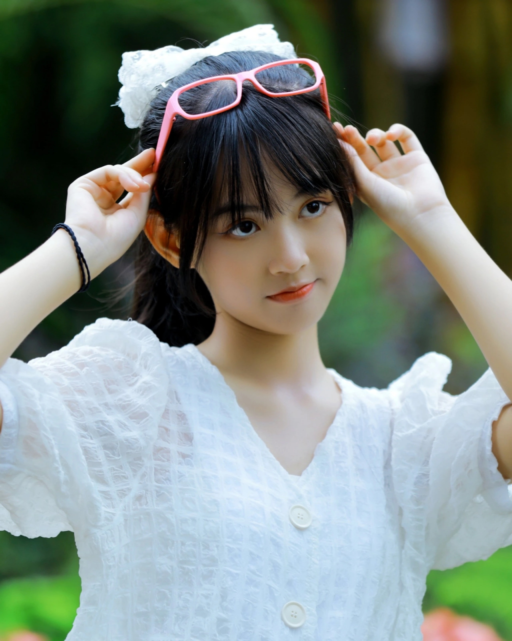 当表现人物半侧面或侧面脸型时,朝向人物脸部一侧的侧逆光为主光.