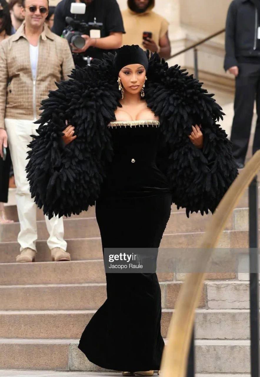 cardi b|亮相巴黎高级时装周,这个look!  ?[挤眼]