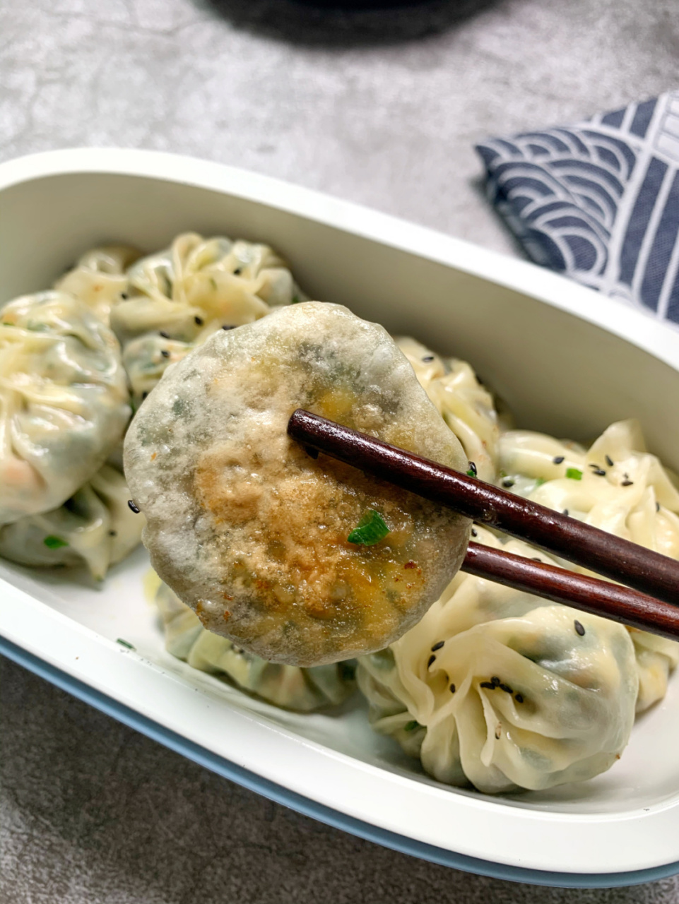 懶人韭菜雞蛋煎包,無需揉麵無需發麵 食材:韭菜,雞蛋,胡蘿蔔,木耳