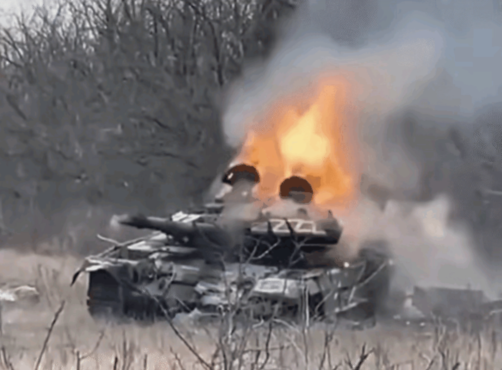 俄军主战坦克再次被击中,发生了殉爆.