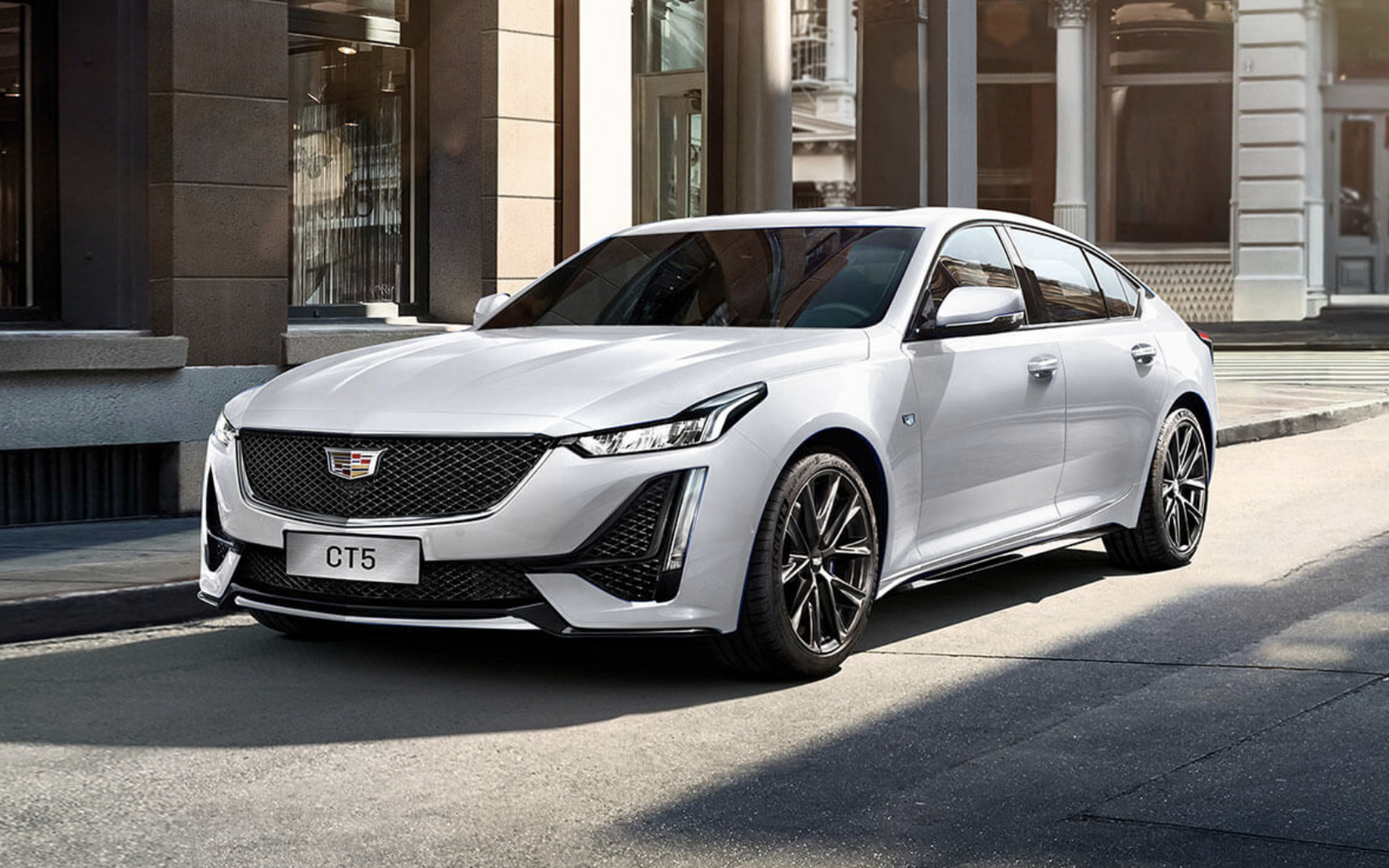 2023款凯迪拉克ct5采用了家族式的设计手法,前脸为经典的盾形格栅设计