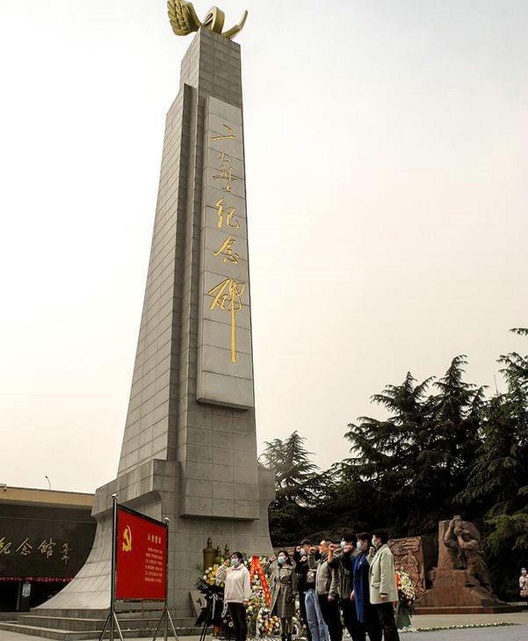 二七烈士纪念碑在武汉市汉口江岸"二七"革命纪念馆院内.