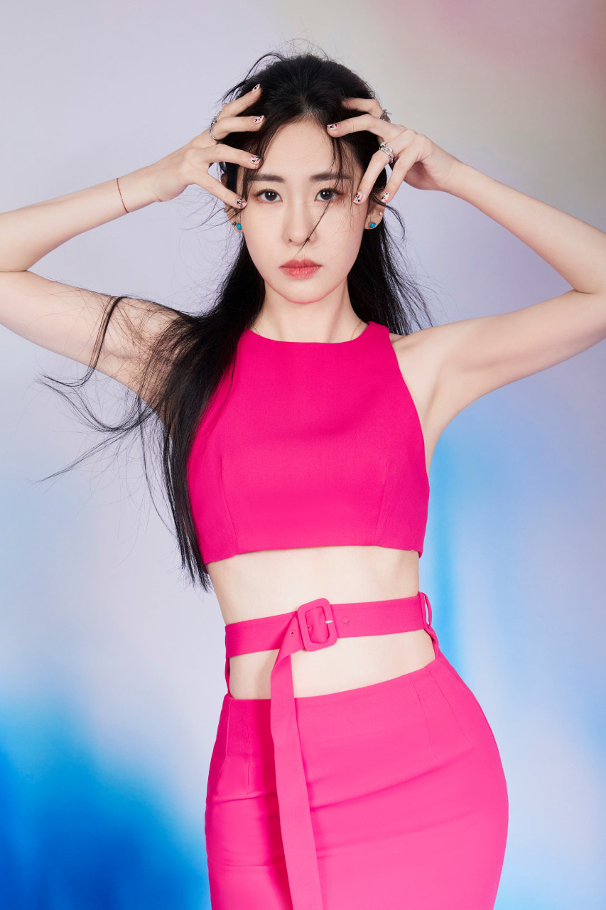 娱乐# #时尚# #明星娱乐热点# 张碧晨的时尚写真,色彩拼接,活力四射!