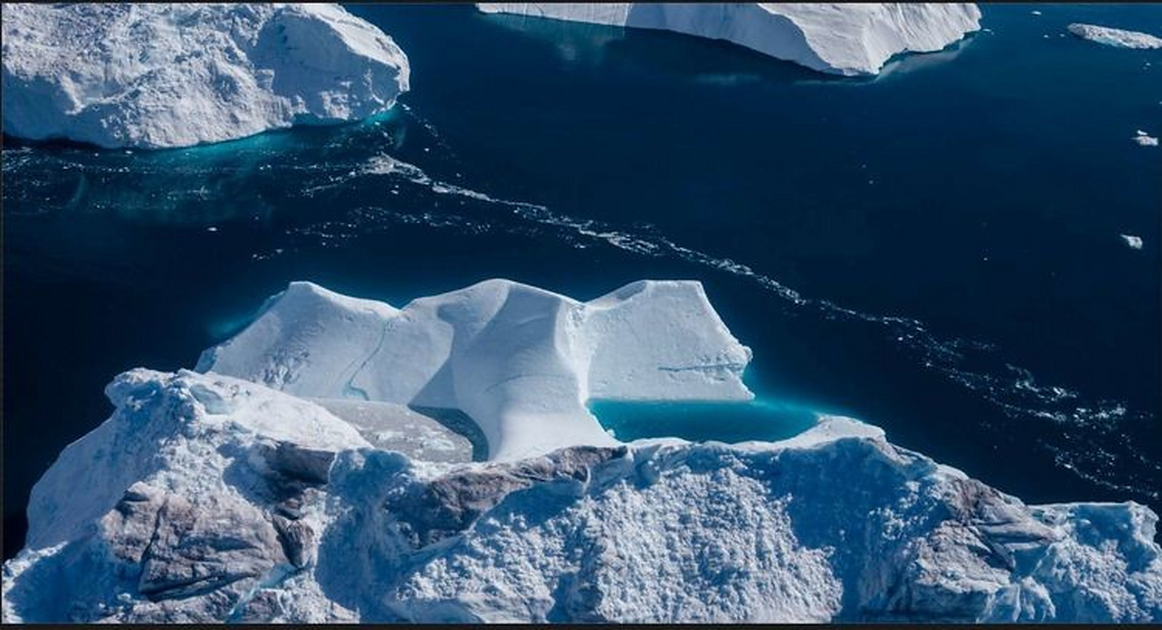 2014年,几名美国人到格陵兰岛旅游,欣赏北极美景.