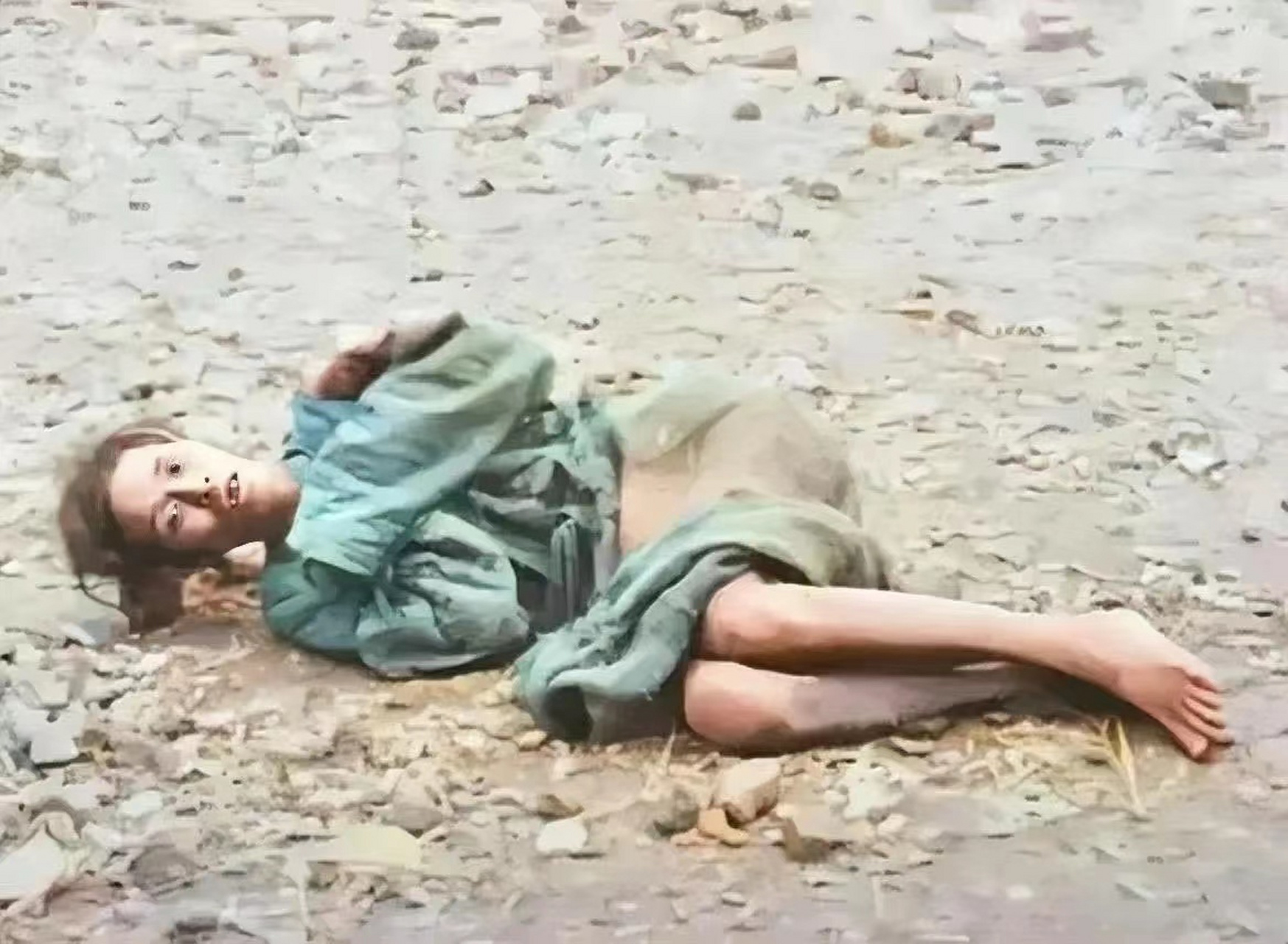 然而,这些外国人却并没有给予她任何帮助,在拍照