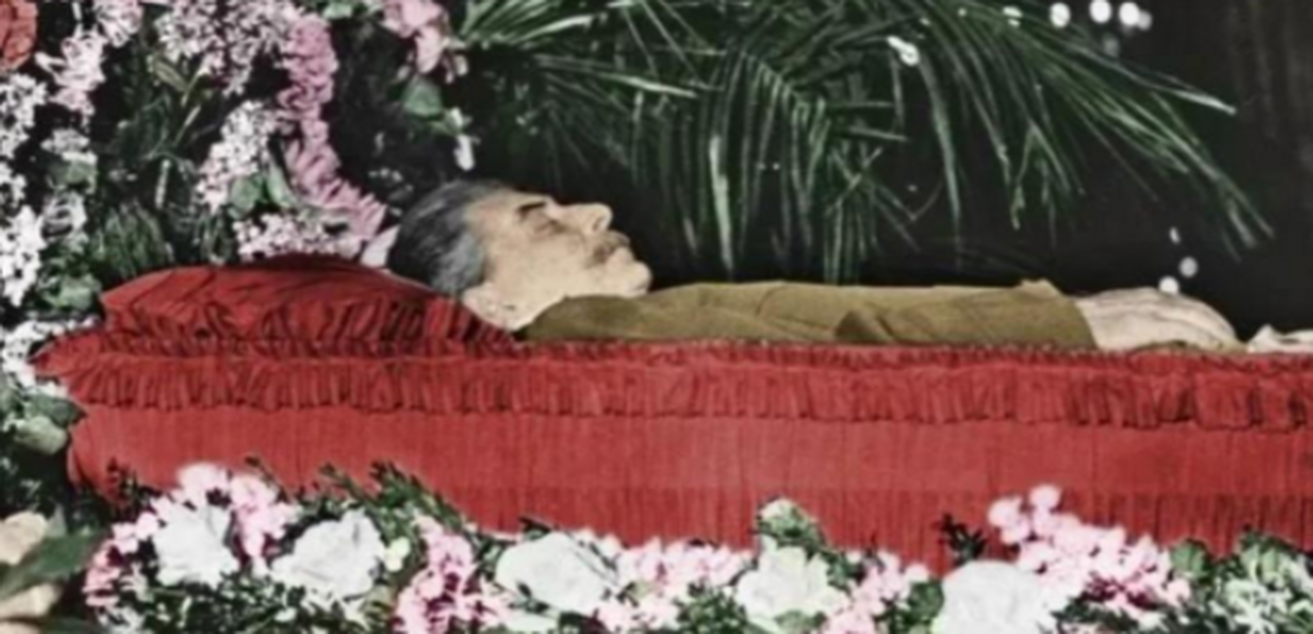 1953年,斯大林去世后,他的遗体被装入水晶棺,并与苏联缔造者列宁安葬