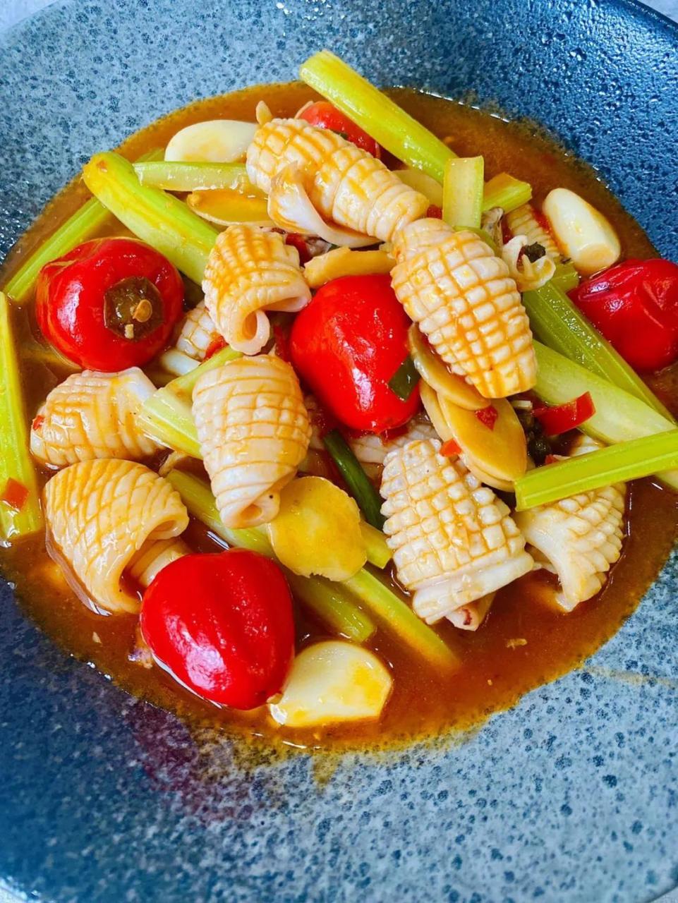 泡椒鱿鱼酸辣过瘾  夏天就该多吃开胃菜,泡椒味太下饭了.