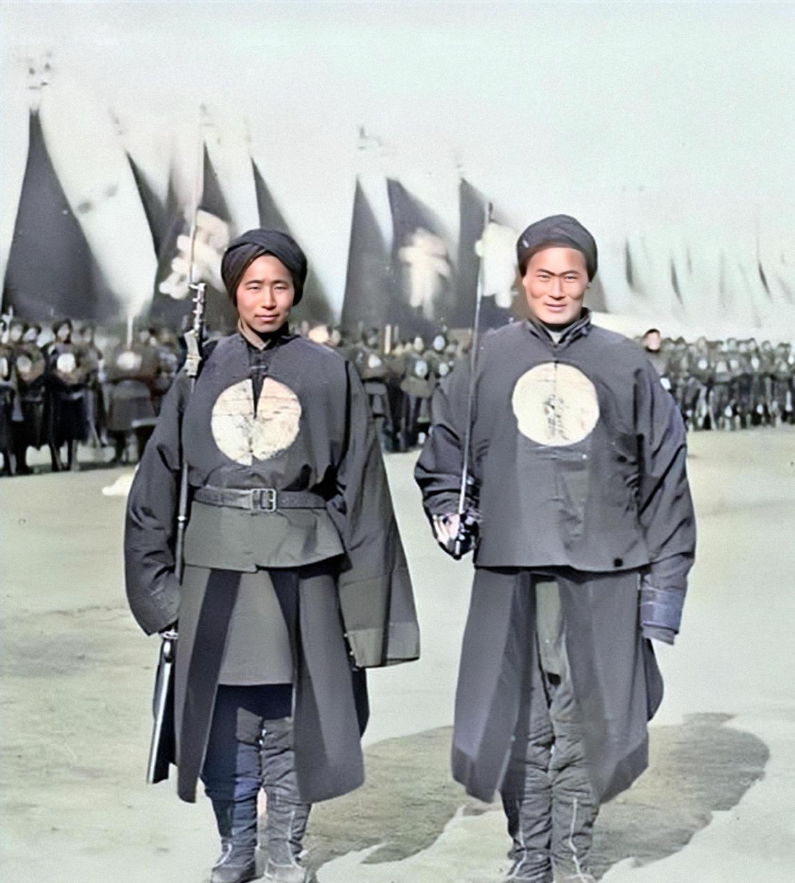 湘军时期,士兵已开始戴头巾.