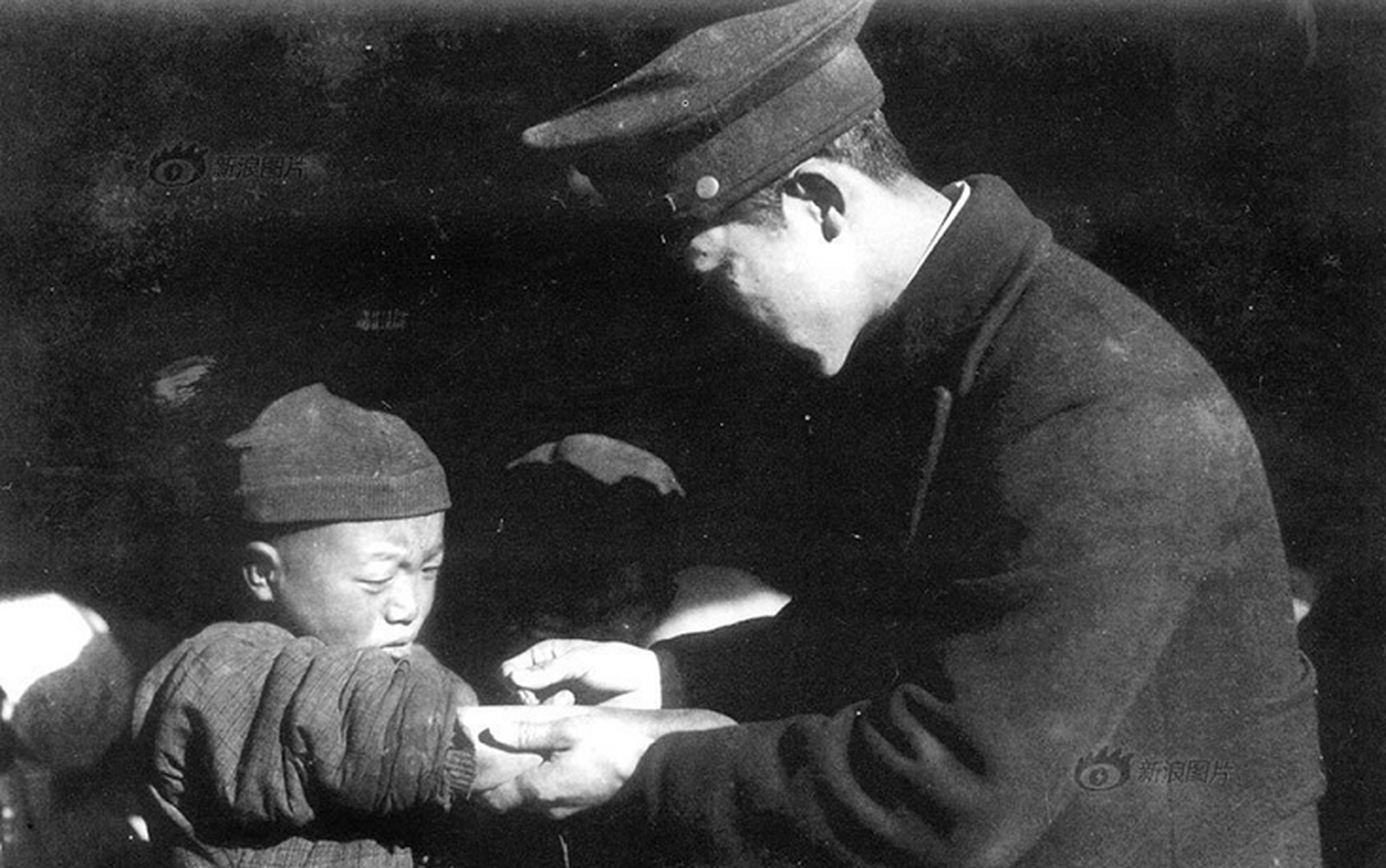 1936年,南京市的孩童正在接受牛痘接种.