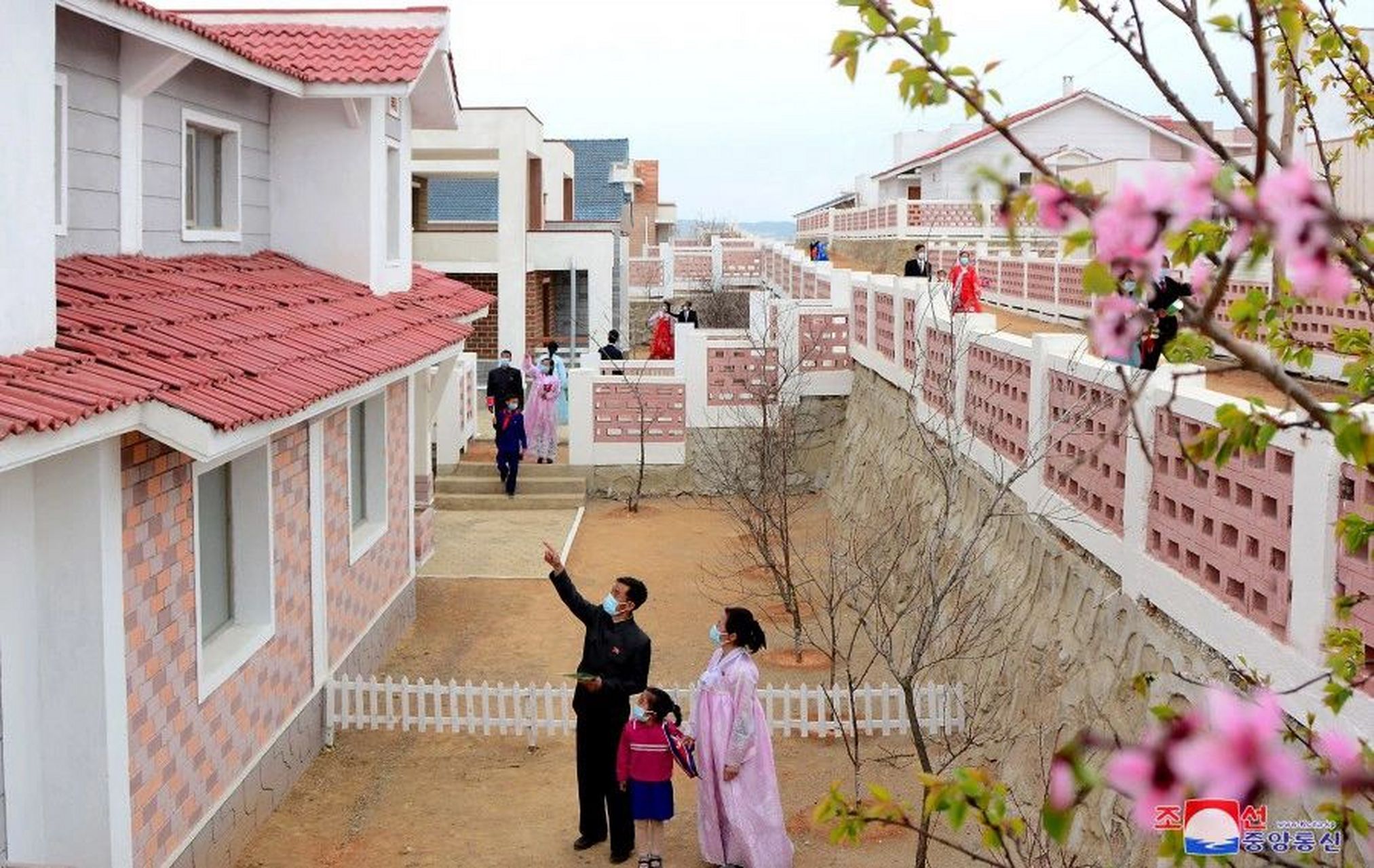 根据朝鲜的住宅制度,没有结婚的人可以选择住在职工宿舍或父母家中.