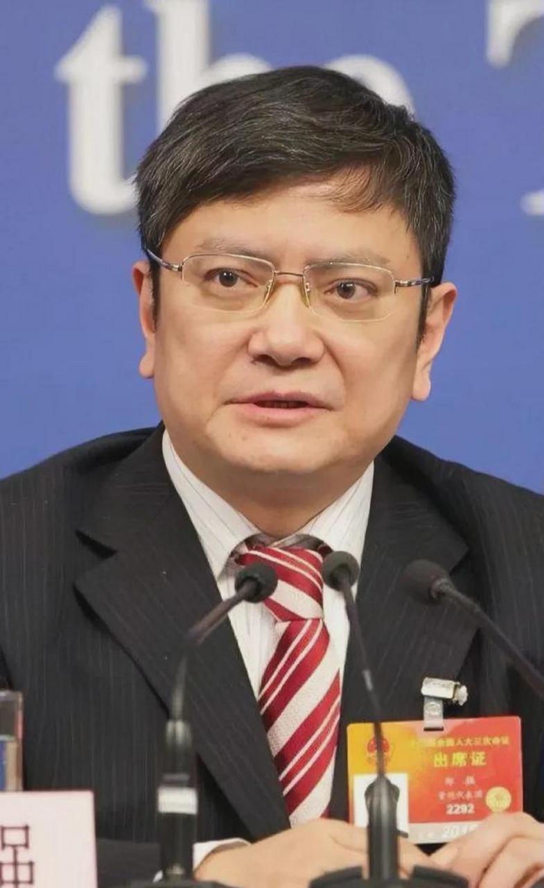 在接受采访的时候,郑强说起太原理工的时候,也是感慨万千:"我这书记也